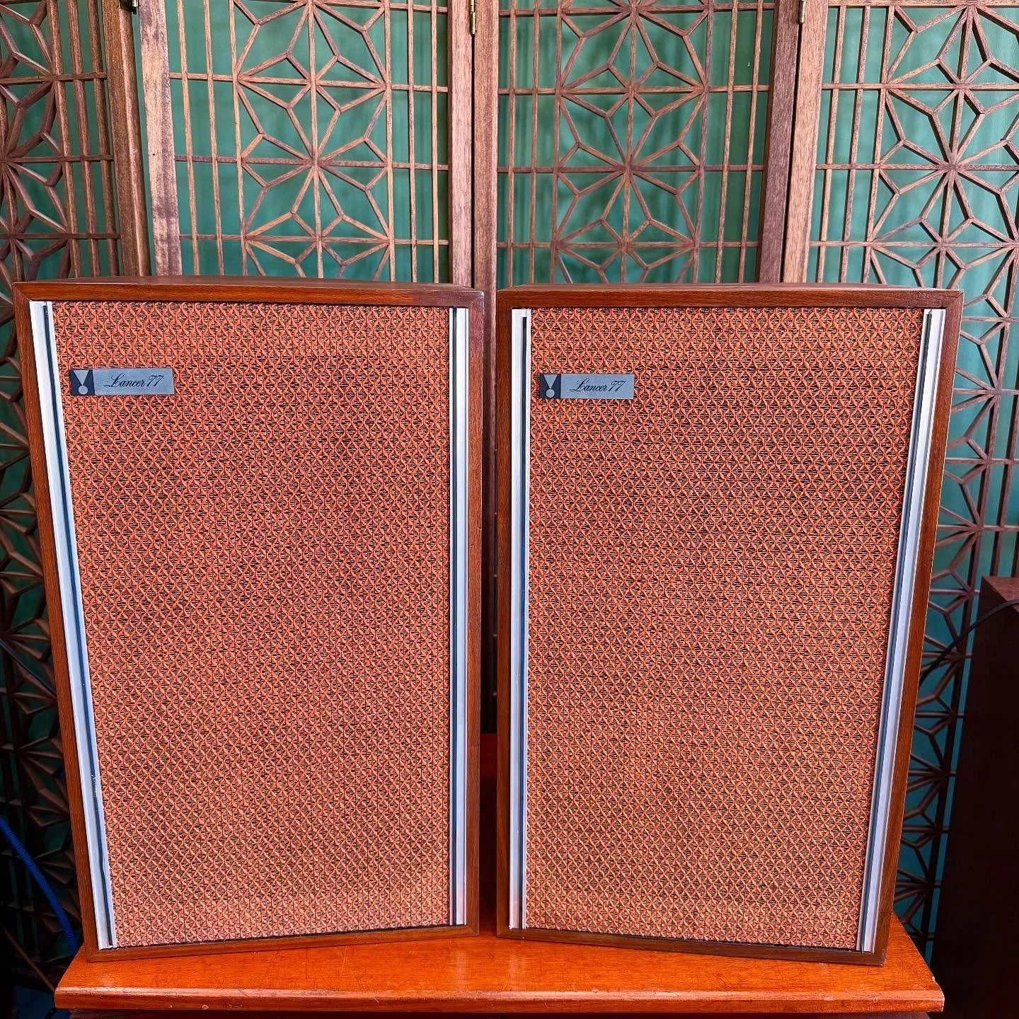 [AVAILABLE] For those of you looking for a vintage speaker with truly vintage sound characteristics and looks, these JBL Lancer 77's are your winner. Sound wise they are everything you want from a vintage speaker -- lush and woody with tons of warmth