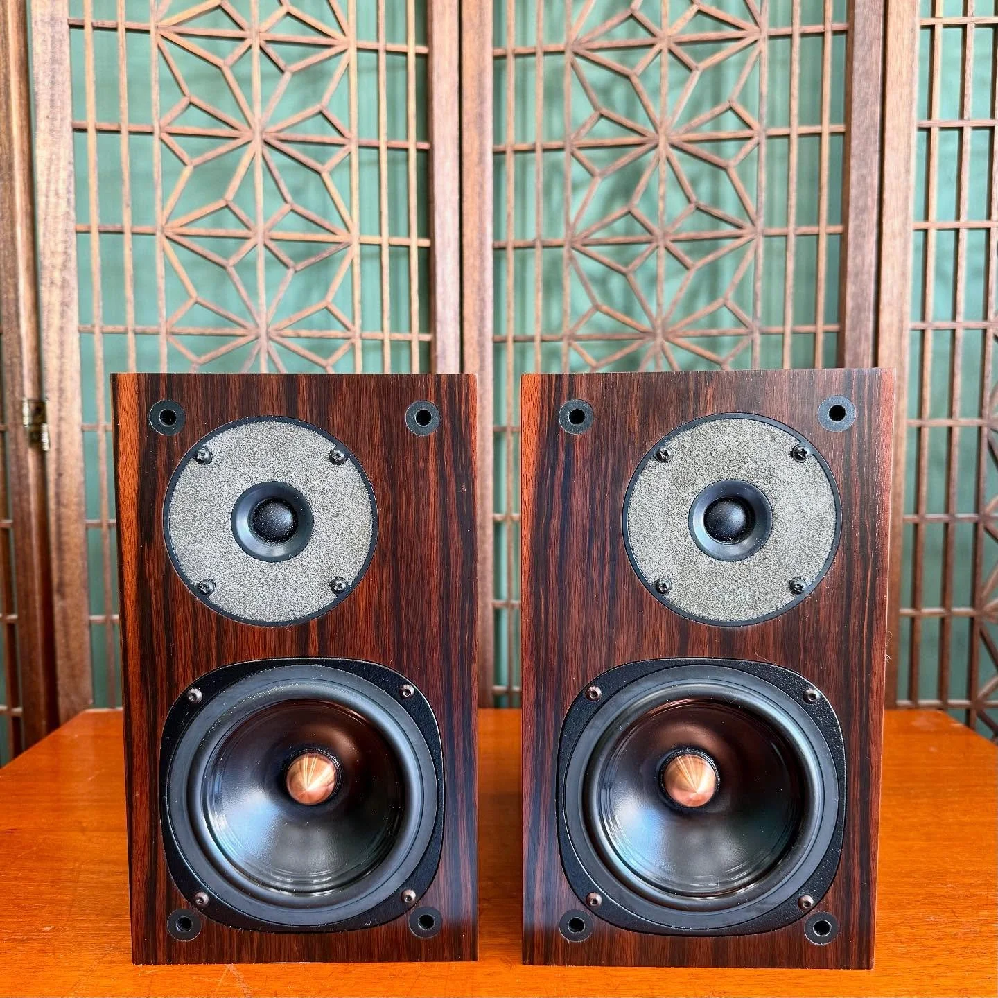[AVAILABLE] Don't be fooled by the mini-monitor size of these Proac Tablette 50 Signature speakers, they put out serious full range sound in spite of their demure size.
These ebony wood beauties are a two way speaker with rear bass ports and have a v