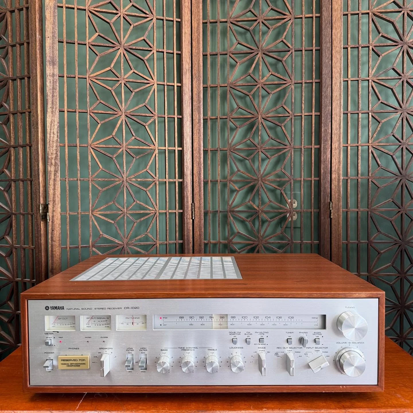 [AVAILABLE] This Yamaha CR-1020 receiver is 70 watts per channel, making it perfect for a wide variety of speakers from bookshelves and tower speakers all the way to floor-standing models. It features (1) phono input as well as (3) line levels inputs