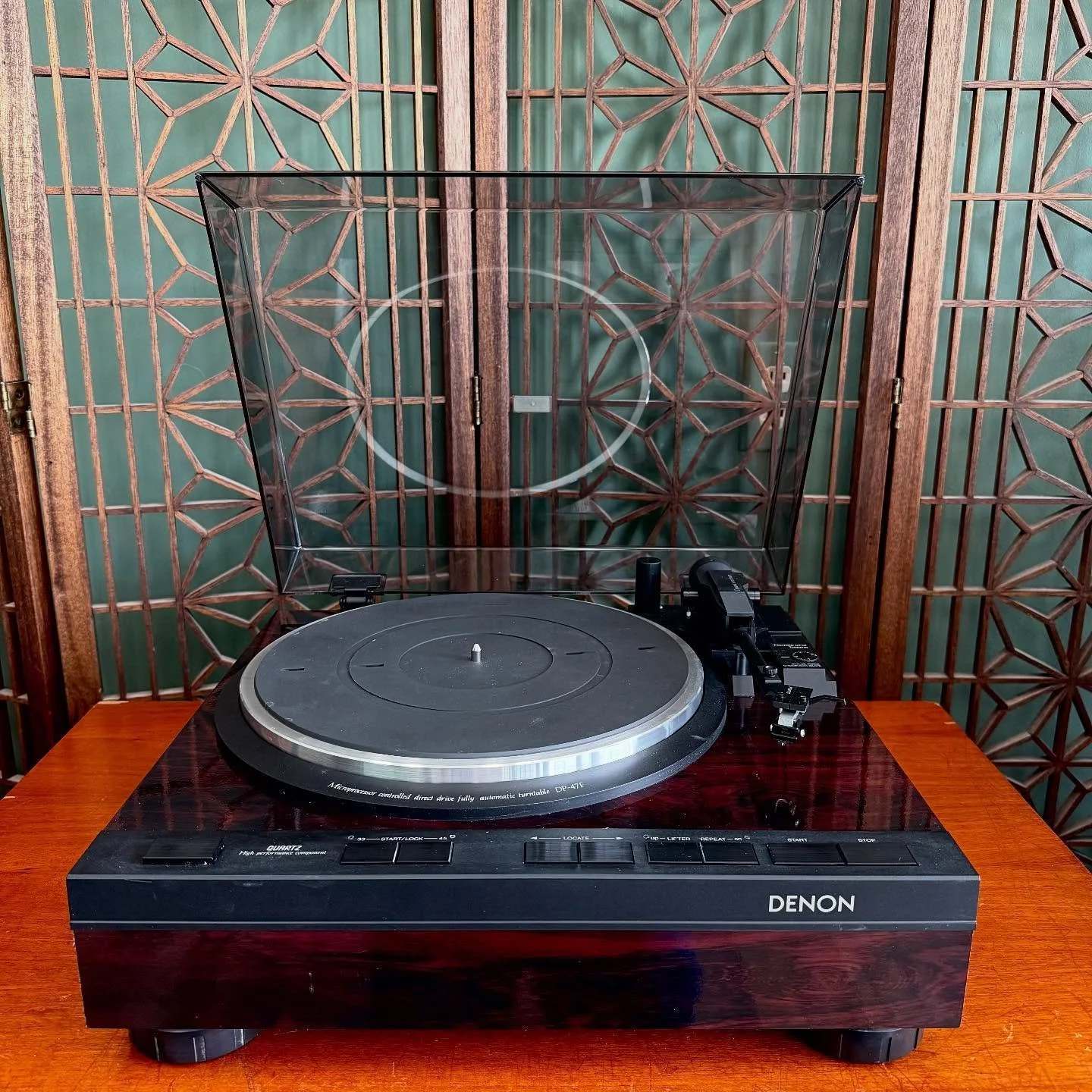 [AVAILABLE] This Denon DP-47F turntable is an excellent option for those of you who want a high quality audiophile grade turntable with one-touch fully automatic functionality.
Additionally this turntable includes a Shure V15 mk5 cartridge with brand