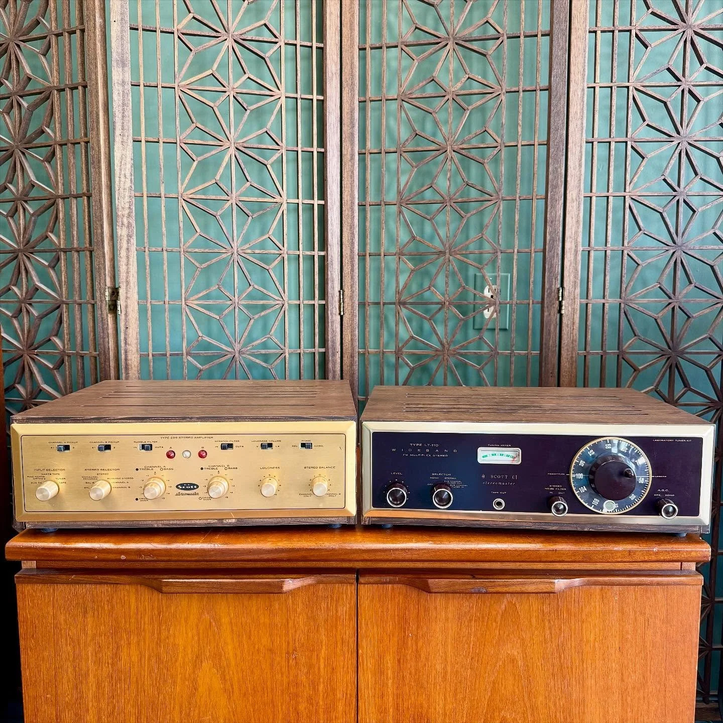 [AVAILABLE] Today we offer a legendary set of tube pieces from H.H. Scott: the 299 integrated amplifier and LT-110 FM tuner. Both pieces also feature brand new custom wood cases!
The 299 is a perfect match for high-sensitivity horn speakers like thos