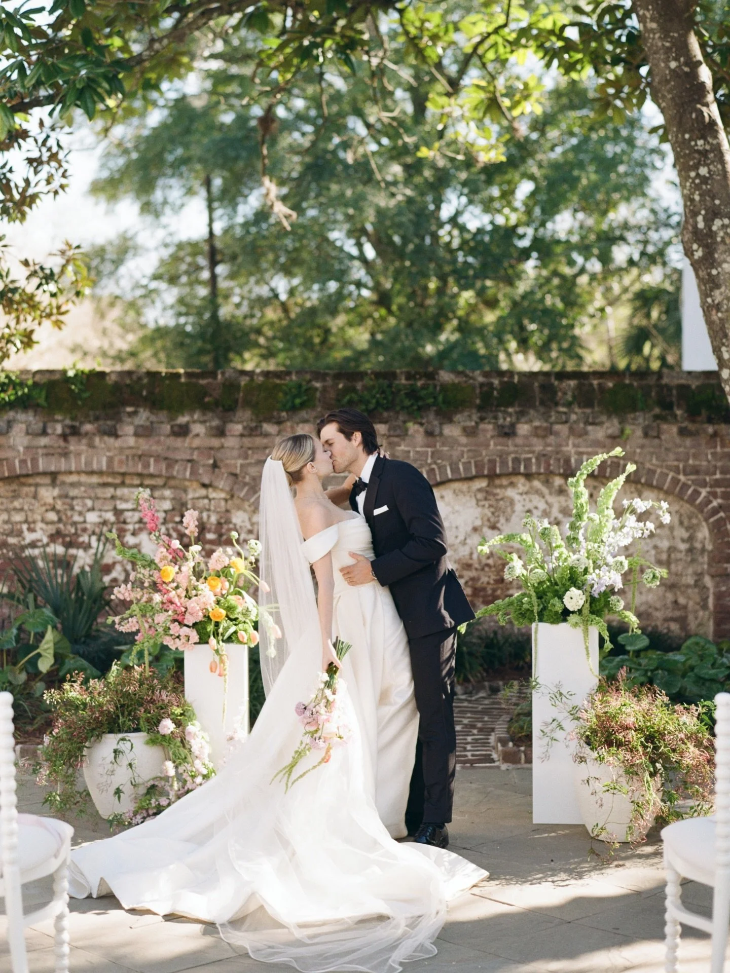 The dreamiest spring celebration for Nell &amp; Palmer at The Gadsden House. Every detail was perfection! 🌸

Planning &amp; Design &mdash; @detailedtouchevents
Photography &mdash; @olivia_jones_photography 
Venue &mdash; @gadsdenhouse_chs
Floral Des