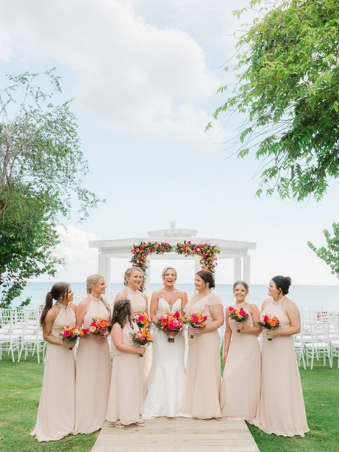 The bright florals and soft pink accents were the perfect contrast with the beautiful turquoise ocean of the Dominican Republic. What a special and memorable day it was for Hannah &amp; Austin! 🩷