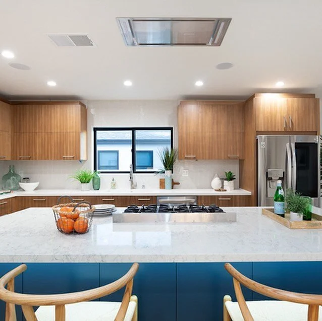Modern Kitchens: clean lines, subtle pop of colors, and calm textures. #interiordesign #interiordesigner #losangelesdesigner