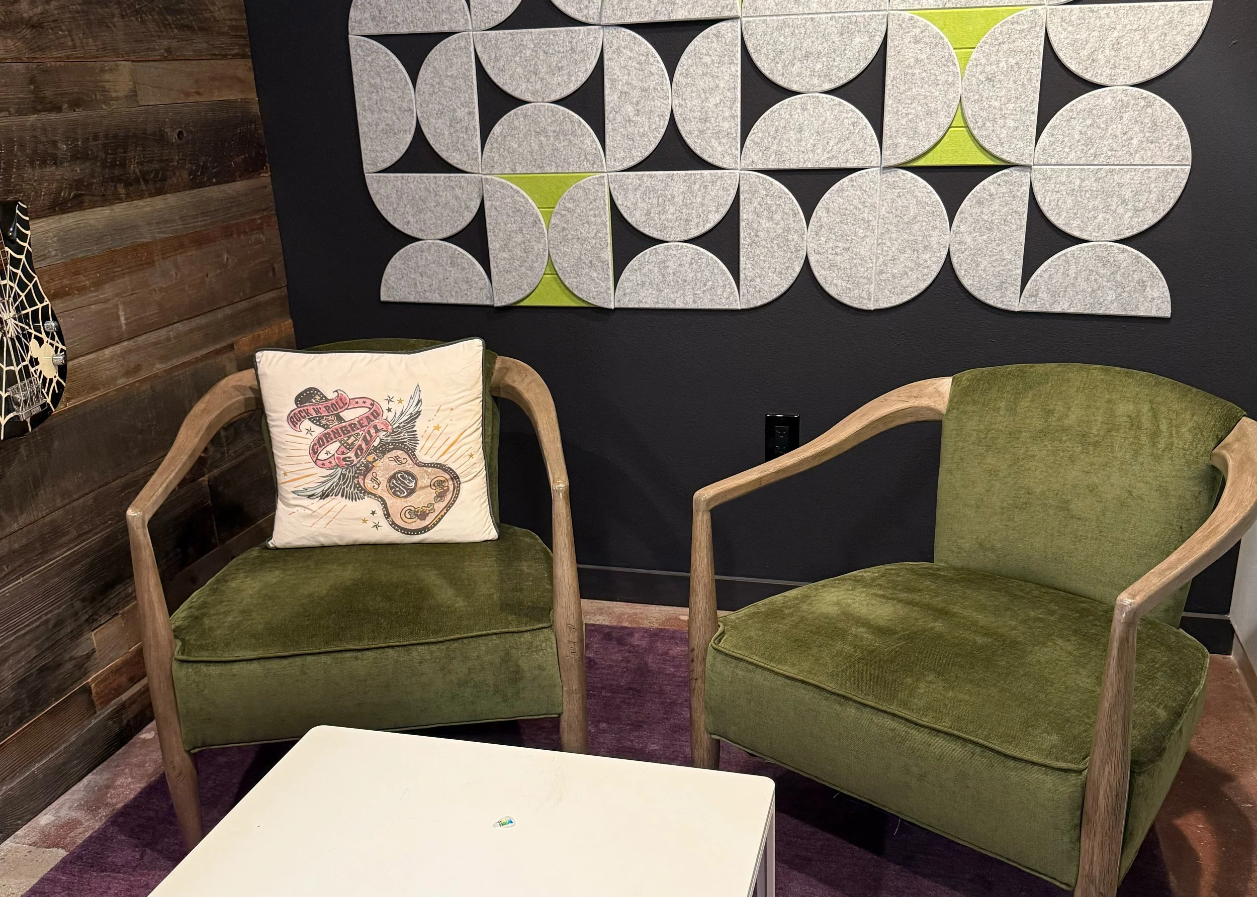 Private Phone and small meeting room avaiable to all members.