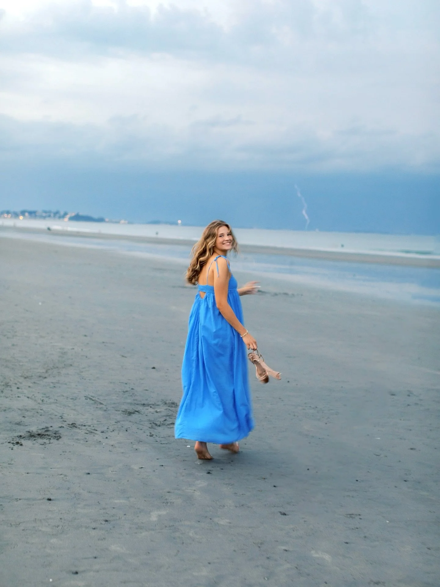 Part 2 with Laurianny 🌊 

Some thunder and lightning started to roll in during the last half hour of our shoot, which gave us such a cool blue-hour sky! 

Slides 1-7: Digital 
Slides 8-9: @CineStill 800T (35mm)