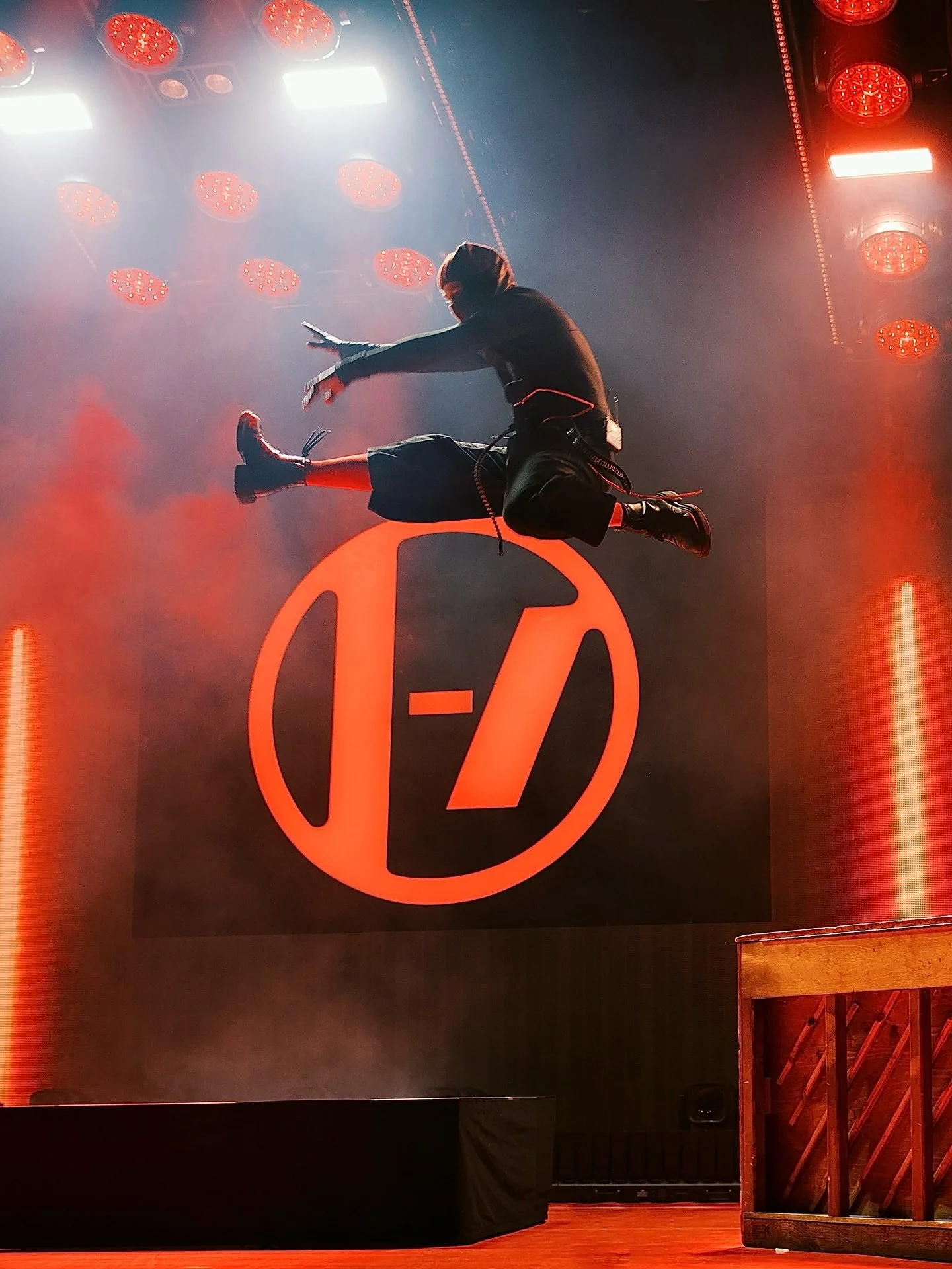 @twentyonepilots at Jones Beach Theater in Wantagh, NY 🖤 
📷✍️ for @thejuiceboxpress 

Almost 10 years ago, I stood in front of my high school photography class and gave a presentation on photographer Brad Heaton&rsquo;s work from when he was on tou