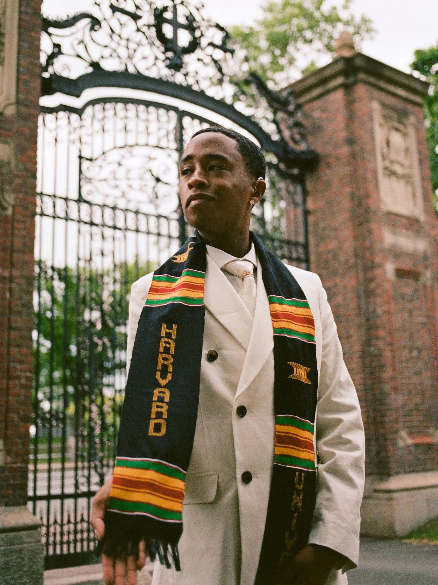 Looking back at one of my favorite sets of grad portraits from last year, with Ricardo at Harvard University 🎓 

Ricardo asked for most of his session to be shot on 35mm film, which immediately had me so excited to work with him! This year I have a 