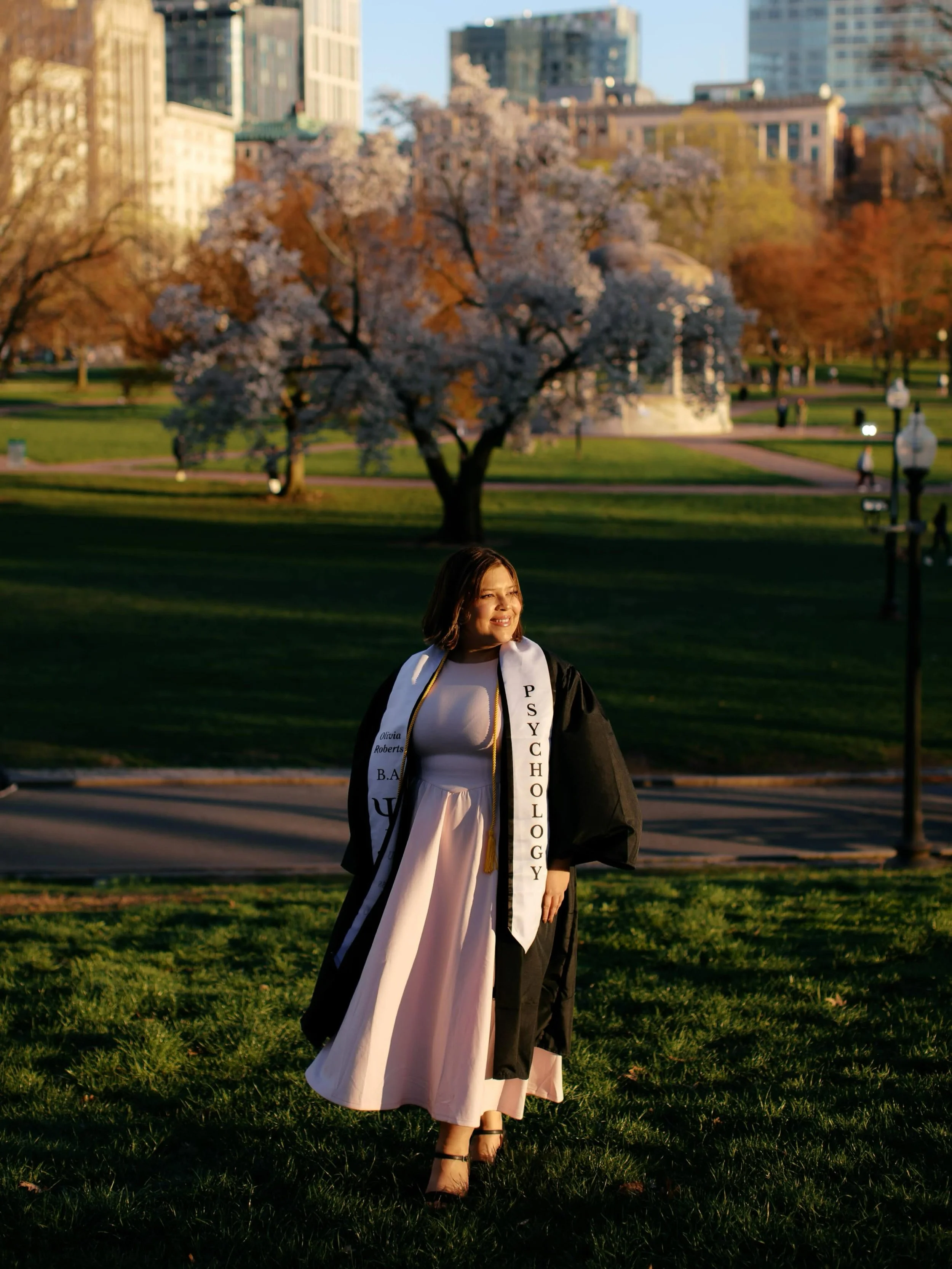 Sunny grad portraits w/ Olivia of @.snhu 🎓