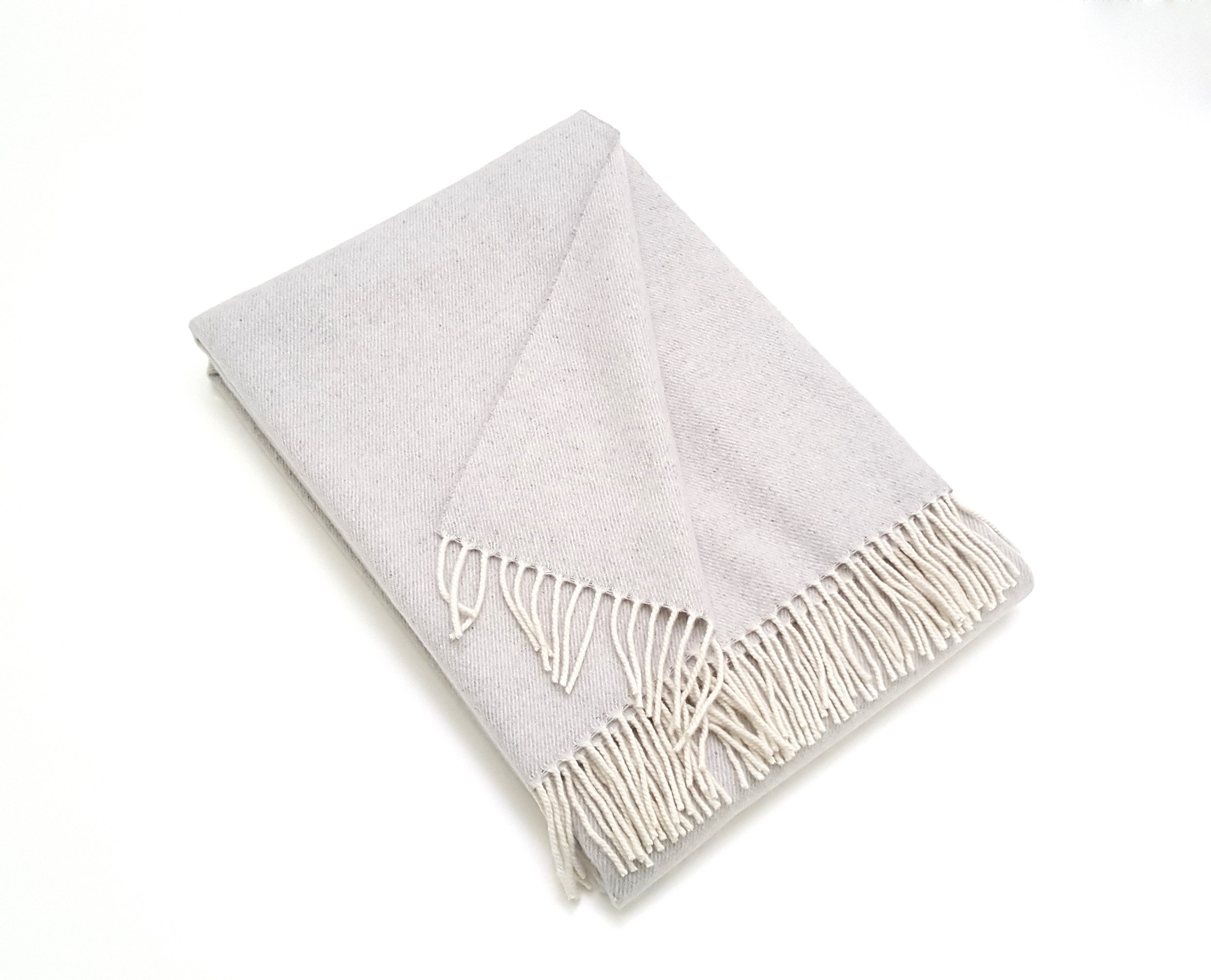 CLASSIC THROW - 75% Wool/25% Cashmere. Soft fringed throw. Colour: Grey.