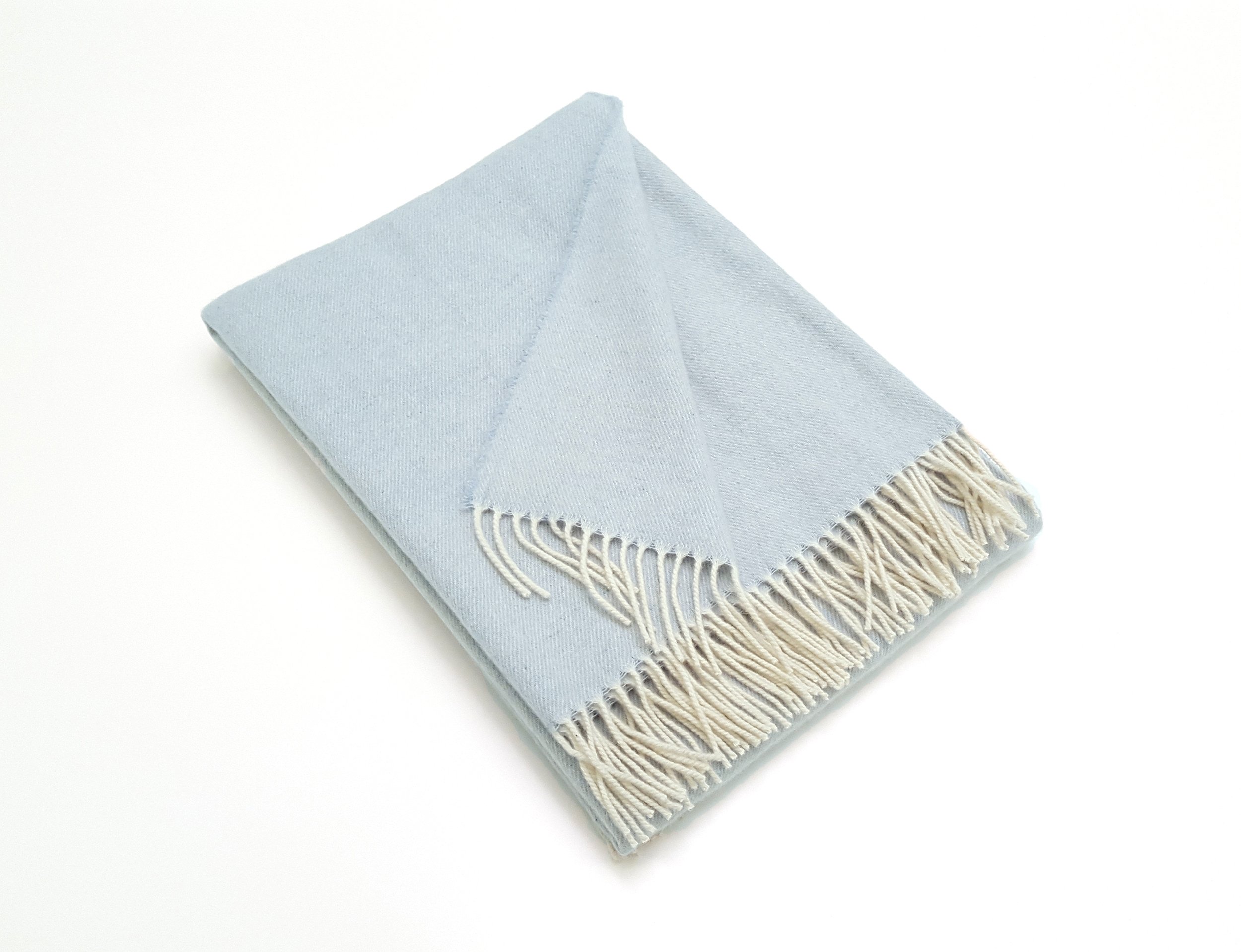 CLASSIC THROW - 75% Wool/25% Cashmere. Soft fringed throw. Colour: Light Blue.