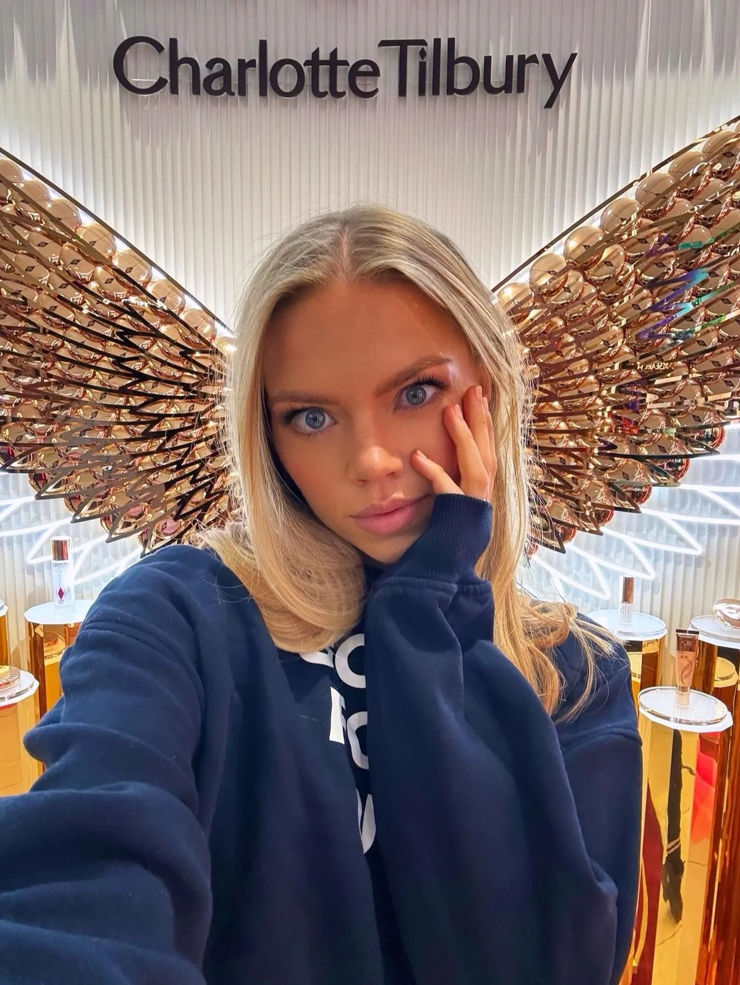 Work day of my dreams with @charlottetilbury @ctcoventgardenboutique 🪐✨☁️

Incredible team 😍 thank you thank you @aperturebeautyproduction @simonepasleylondon @carla.viljoen @brilliantbridedevon 🥹🤍