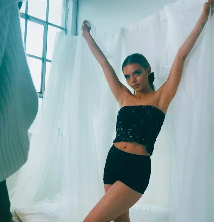 Helloooo December 🙆🏼&zwj;♀️ feat. some recent work with @elleuk / @acca.official / @markelinternational on topics like wellness, productivity and entrepreneurship - all linked in my stories in case of interest 🙃 plus some recent modelling and othe