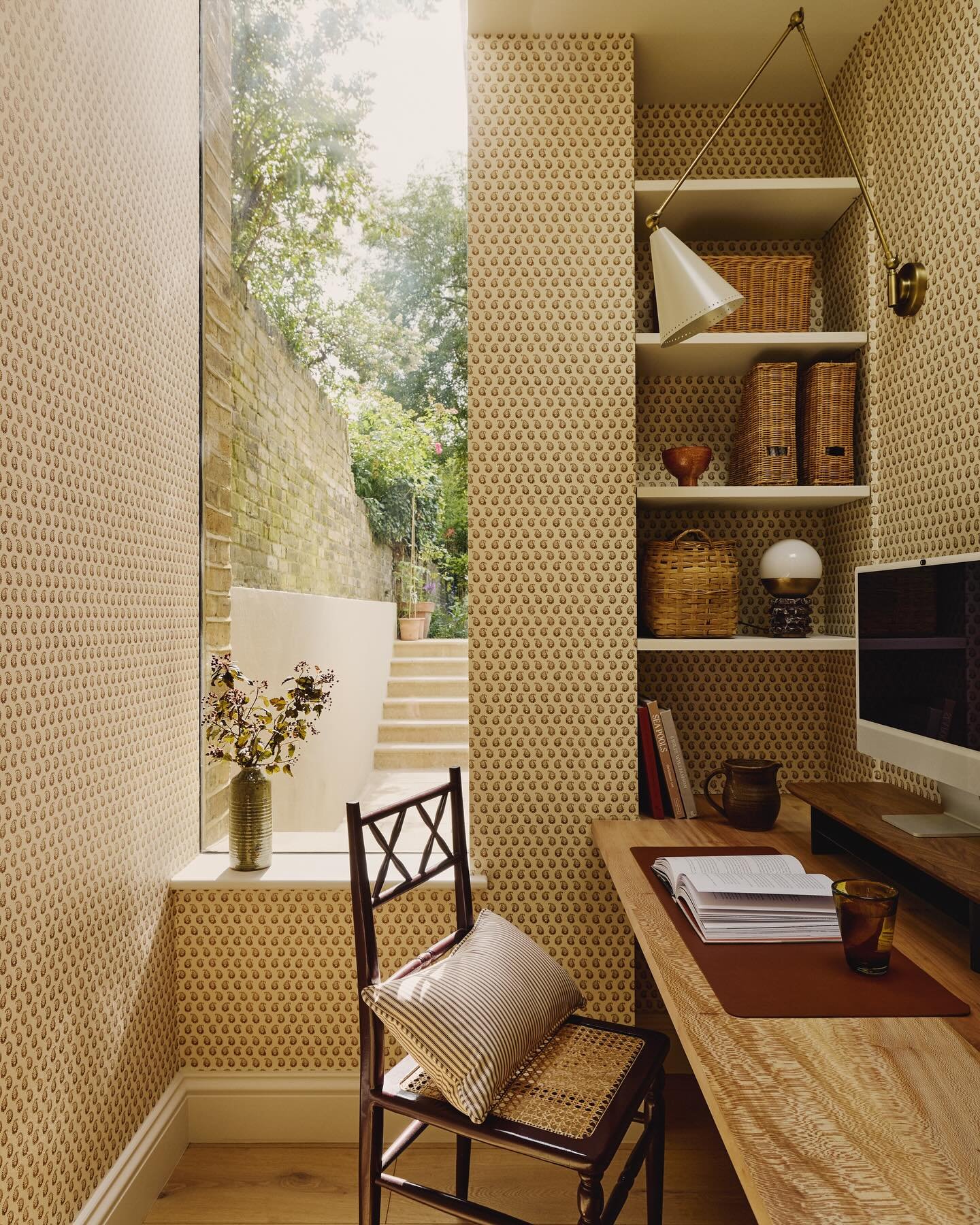 A teeny tiny tonal study 🤎🪵. This space was carved into the garden level floor plan extension of a recent project, with a contemporary slot window contrasting traditional architectural detailing in the floors above cleverly detailed by architects @
