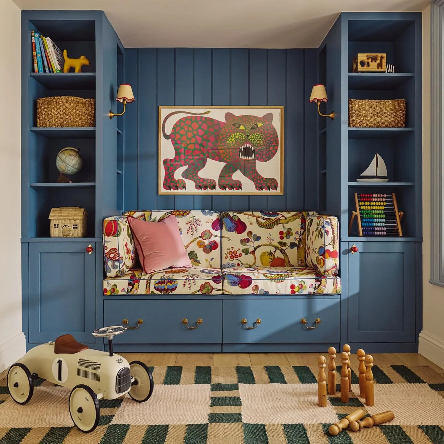 Throwing it back to this fun playroom at my Clapham family home project 🪁🦁.. I had a lot of fun with the scheme in here, anchored by one of my favourite Josef Frank prints on the built in sofa nook cushions @svenskttenn shown in the first image, an
