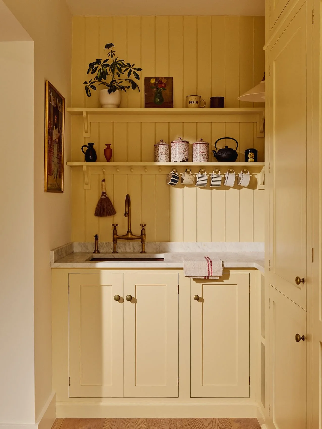 A sunny, springy pantry area for Michelle Dockery, bringing joy all year round, but particularly when the sun catches is like this ☀️. A nice little contrast to the bakehouse green @devolkitchens kitchen in the rest of the space, this pantry is tucke