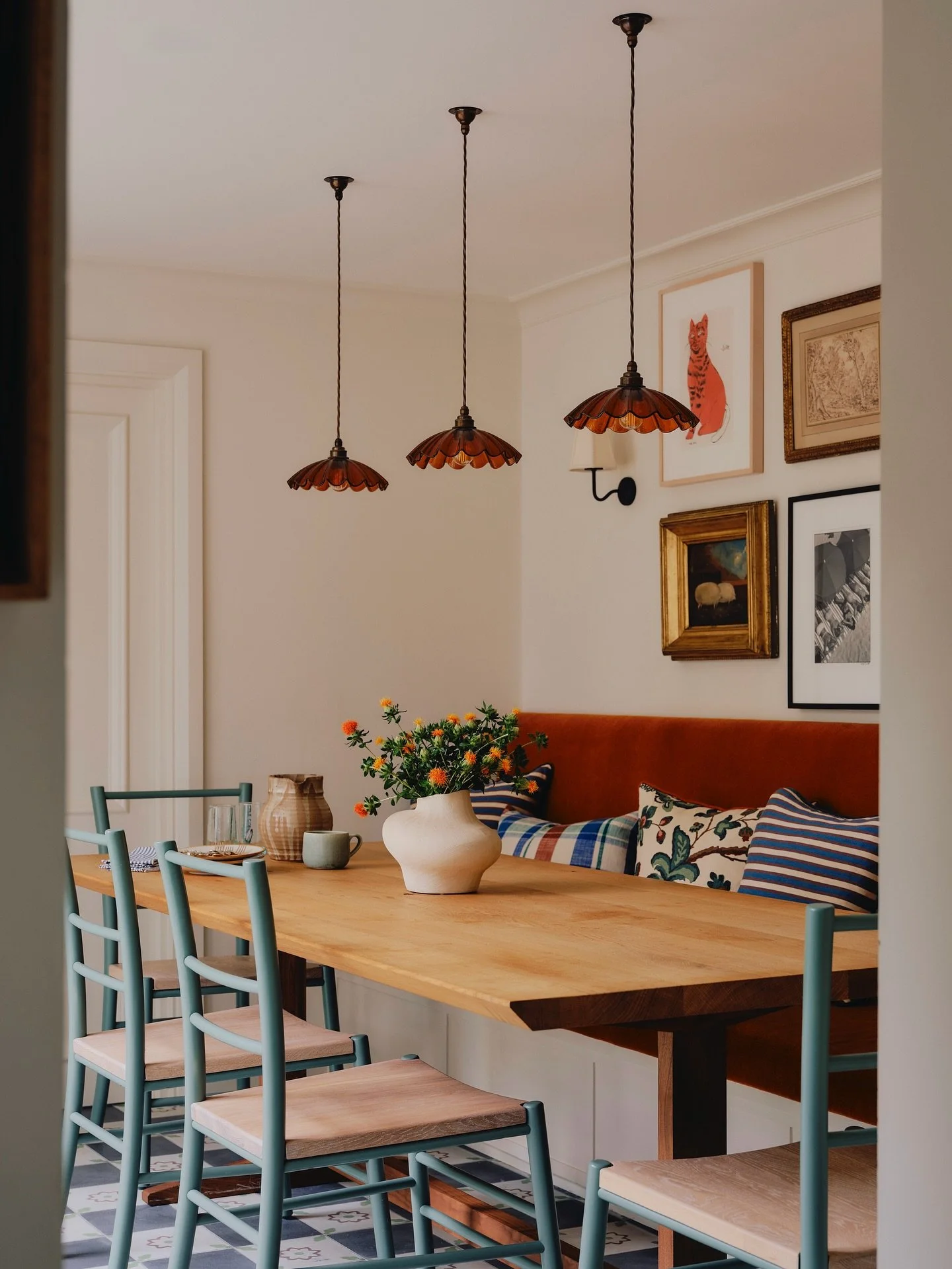 The joys of a breakfast room on a sunny day ☀️🌱. This room provides an extension to the kitchen in my Chelsea project, opening up onto the garden and providing informal family dining for my clients 🥐🫐. We added in these beautiful encaustic floor t