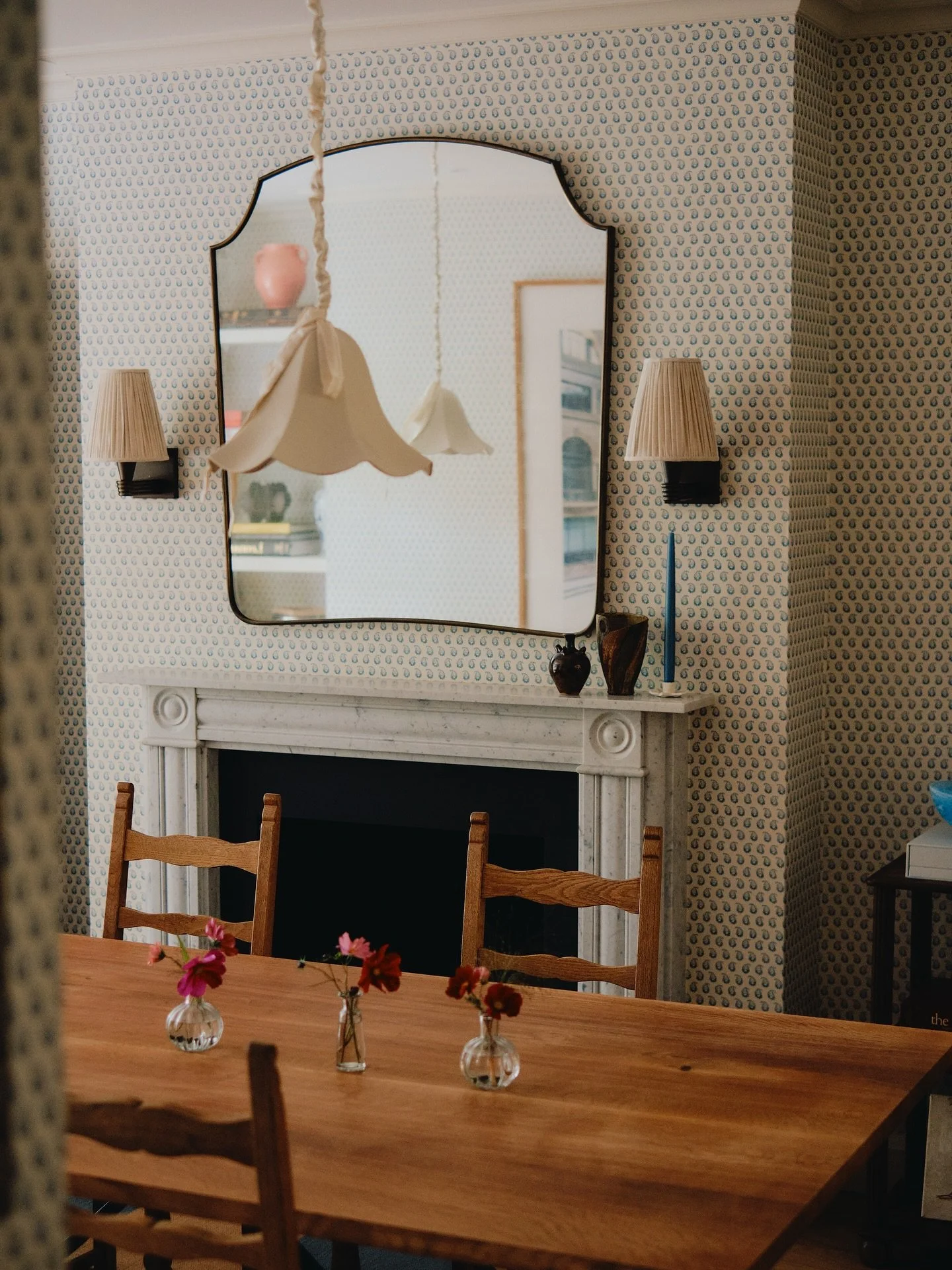 A few detail shots from the dining room at my Chelsea project with the wonderful @howe.36bournestreet Cypress wallpaper in their new Skye colourway, adding depth to the walls and giving the space its own identity separate to the adjoining living room