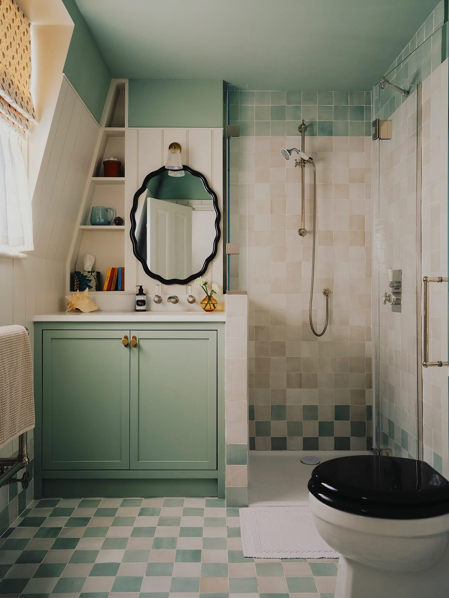 A playful &amp; practical guest shower room at the top of my Islington Townhouse project ♟️🩵.

We experimented with the humble checkerboard pattern here and crept the floor formation up the wall as an extended skirting to visually make the space fee