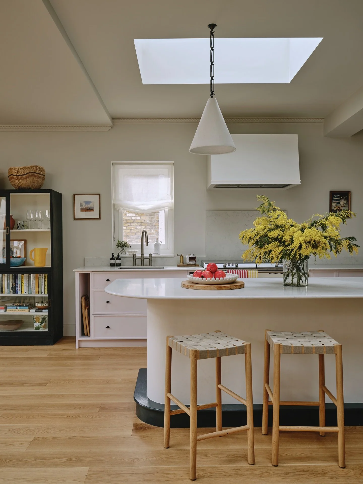 Throwback to this large open plan kitchen dining space in the newly configured full width extension of this charming house in Acton for my very lovely clients completed a couple of years ago 🤎..

Subtle pink cabinetry with lots of warm neutrals and 