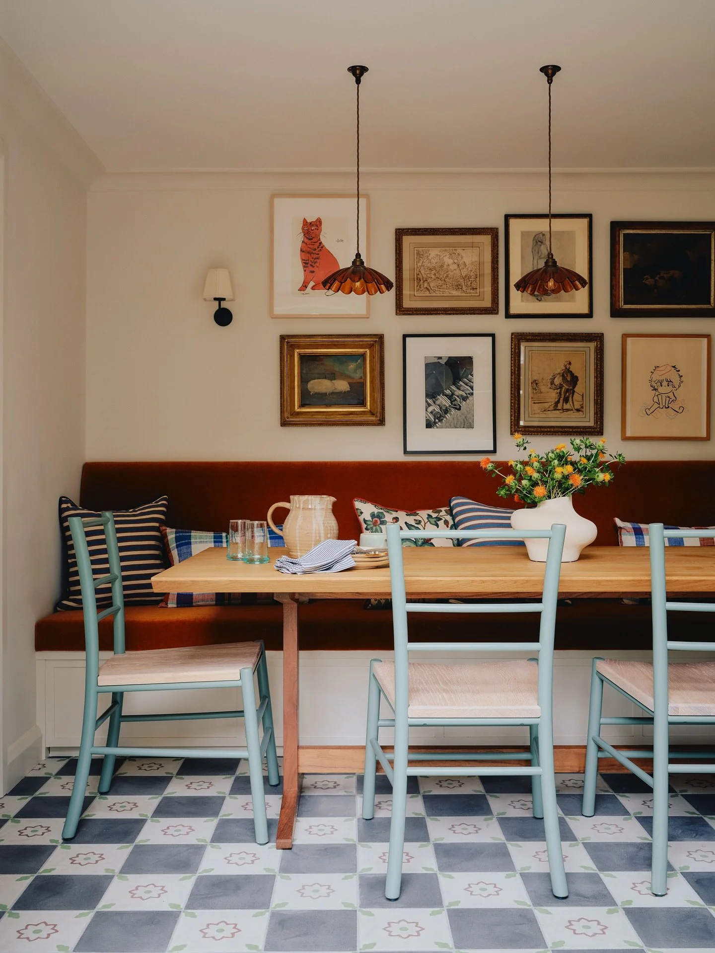 One of my favourite small spaces I&rsquo;ve designed - a family breakfast room off the main kitchen in my Chelsea project as featured in @houseandgardenuk earlier this year 🩵. The encaustic tiles by @bertandmay add in unexpected interest to the floo