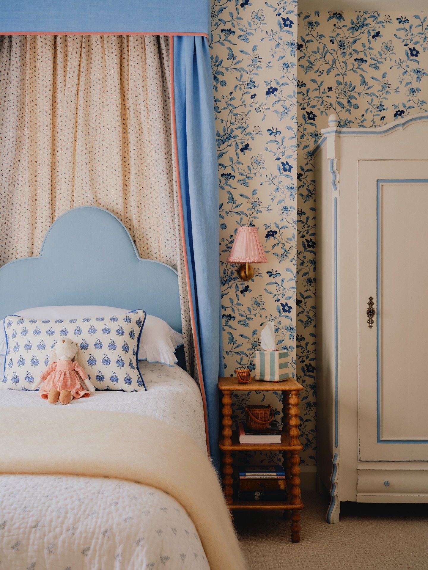 One of my favourite things to do in a kids bedroom or small space is to go busy but tonal 🪁🩵. Here the gorgeous @tessnewallstudio Sweet Pea wallpaper was the starting point for my little client &amp; her love for blue.. and we honed in on the theme