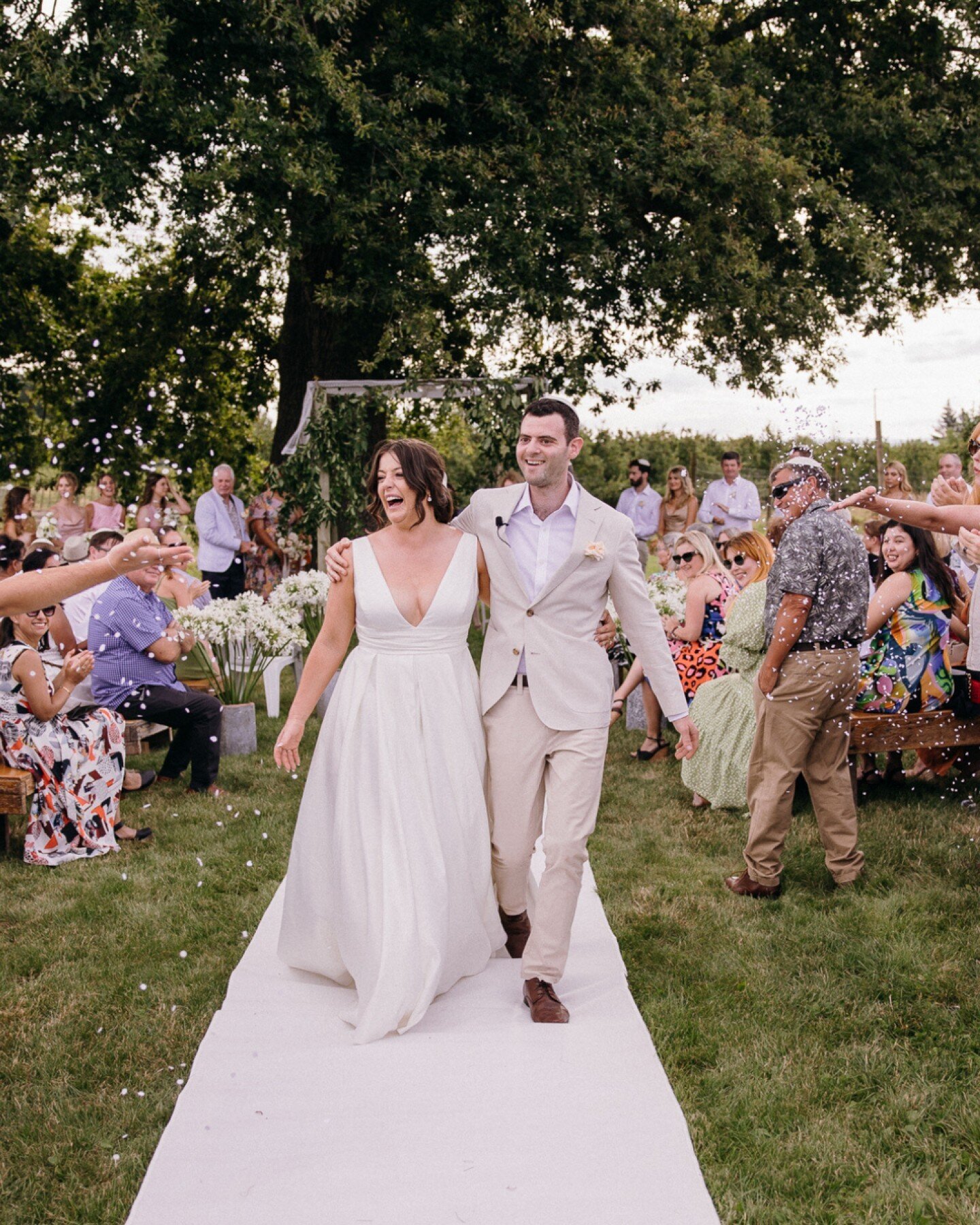 Married under the chuppah in the most beautiful Jewish ceremony in Lily's family orchard, this wedding was one of those 'all hands on deck' kind of events. You know with weddings how you pull in all kinds of favours from friends and family (like they