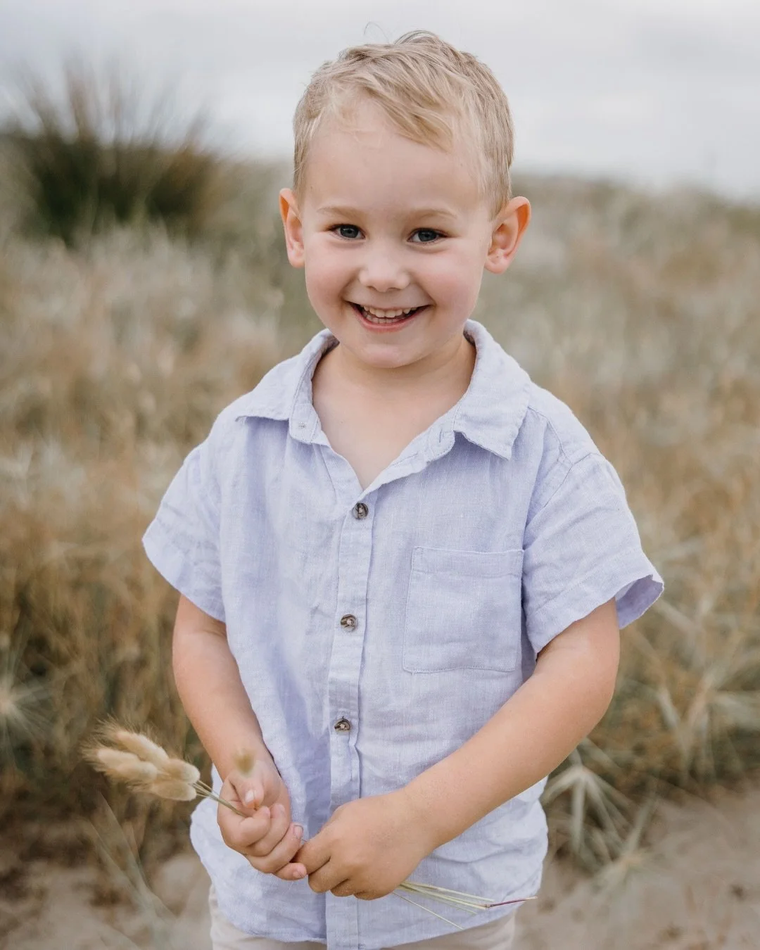 Some favourite moments from the spring Ocean Beach minis 💛 and we&rsquo;re heading back again next week.
A little Friday session for a change with a few spots still up for grabs (link in bio). If weekends are too busy in your household, this might b