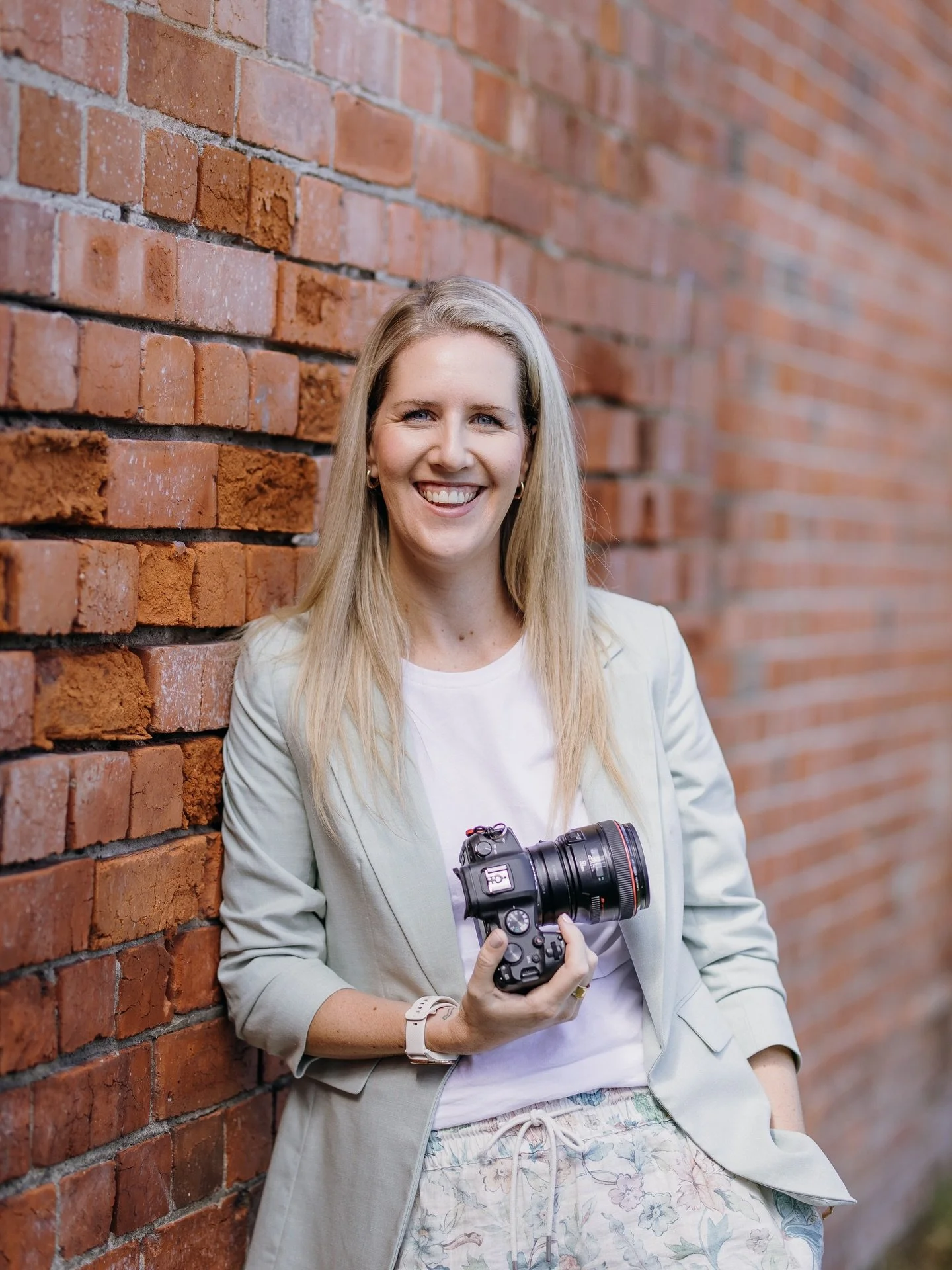 Hi, I&rsquo;m Abby&hellip; usually found on the other side of the lens.

Photographer of weddings and families, and the person who will absolutely tell you what to do with your hands so you don&rsquo;t have to think about it 😜 

I&rsquo;ll fix your 