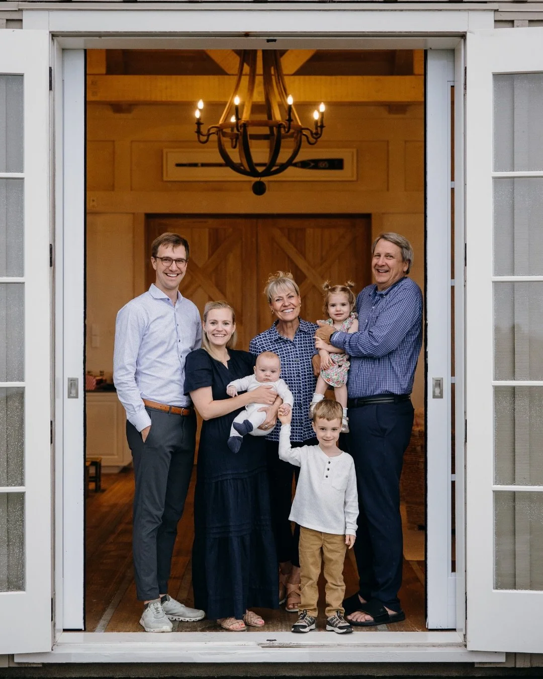 News flash: a little rain never ruined a good photo session&hellip;.
The Brust family flew all the way from the USA for their NZ holiday and squeezed in a family session together. Parents, grandparents and three tiny humans, and not a single flinch a