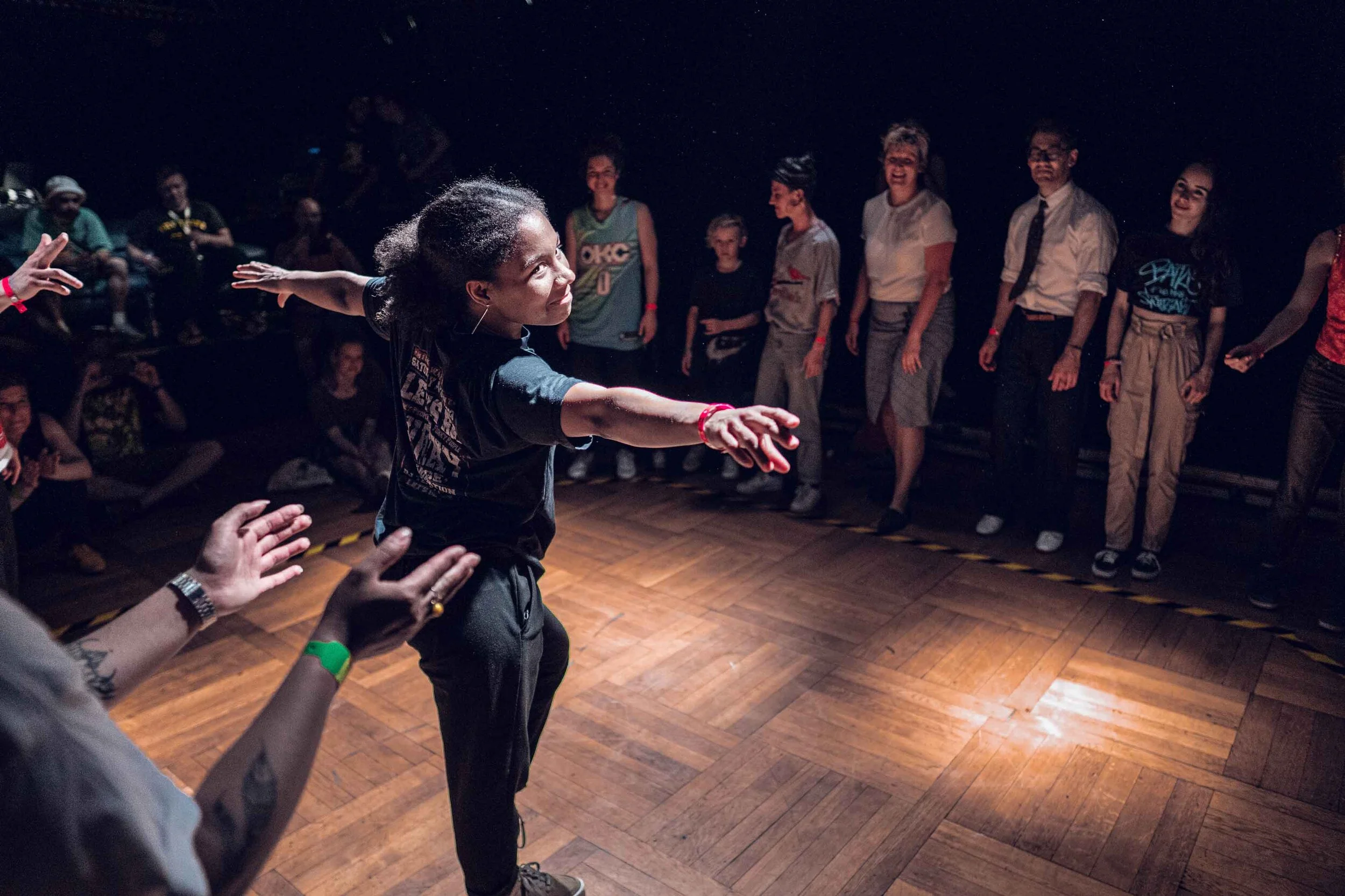 Schwarzhaarige Frau tanzt bei einem Tanzevent.