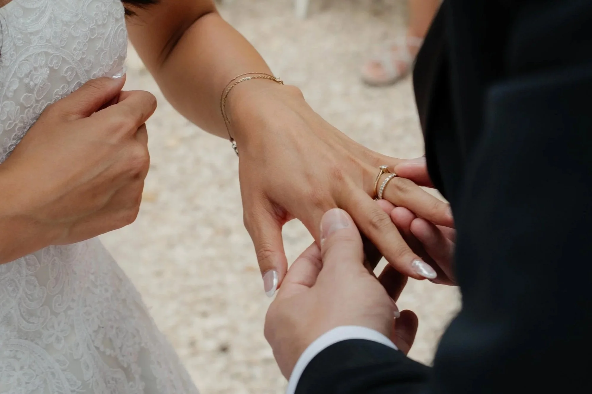 Hochzeitspaar bei der Trauung.