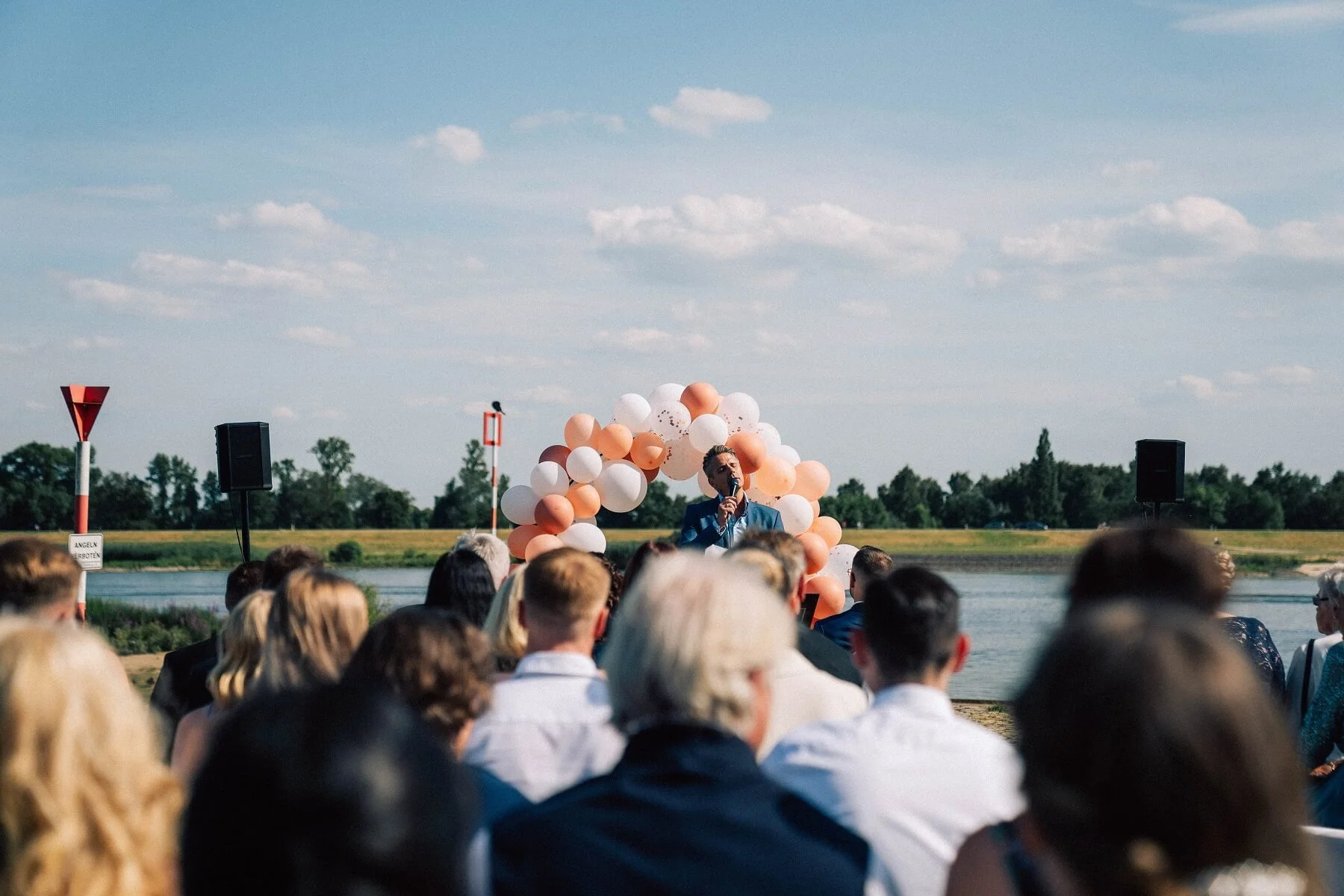 Hochzeitsmenge bei der Trauung.
