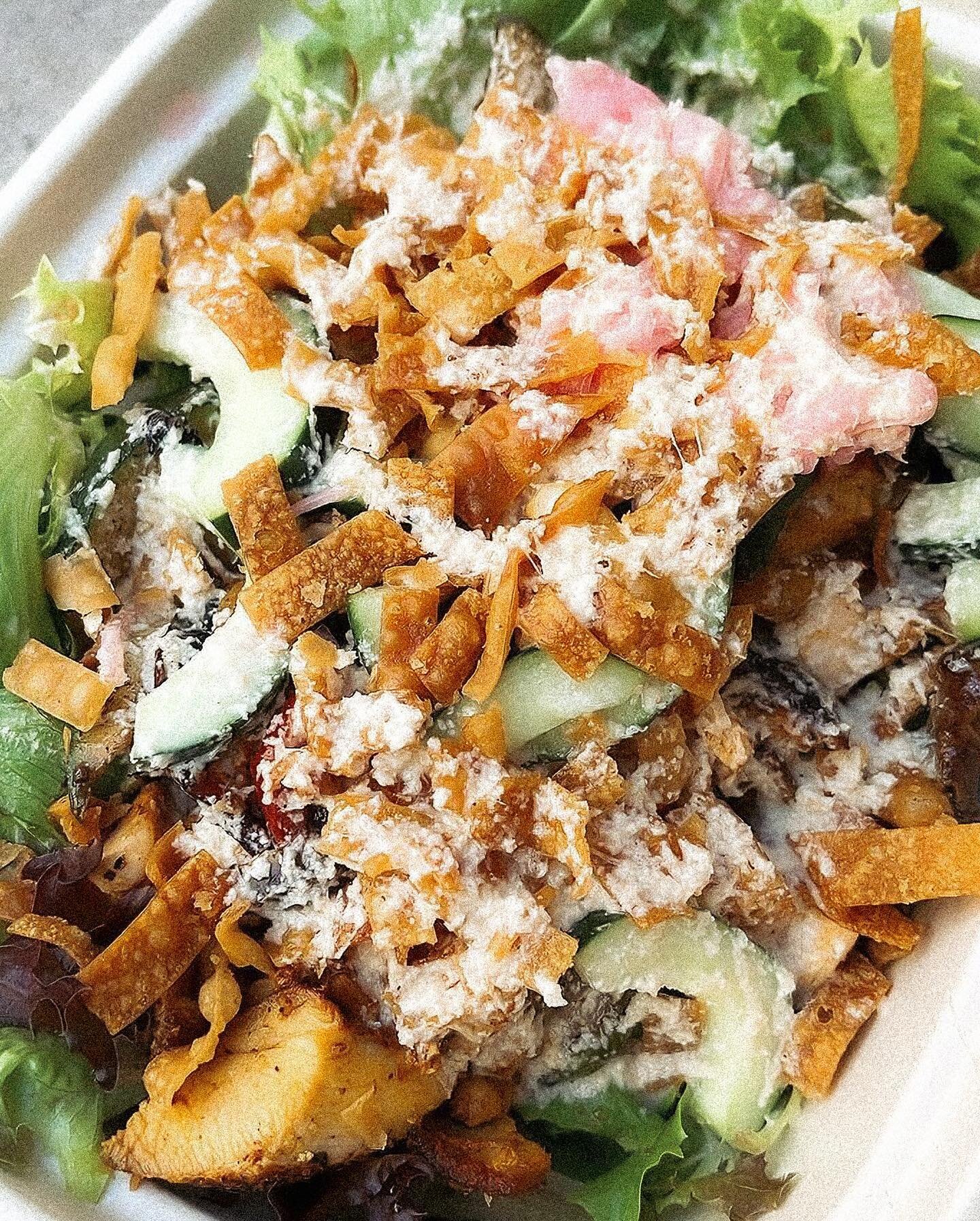 👀 this In Signature Crispy Wonton Chicken Salad snapped by @hellolouisville:

✔️free range chicken breast (Miller)
✔️In Farms wildfire baby greens
✔️shaved red onion
✔️carrot shave
✔️sliced cucumbers
✔️crispy wonton strips
✔️sesame seeds
✔️scratch-m