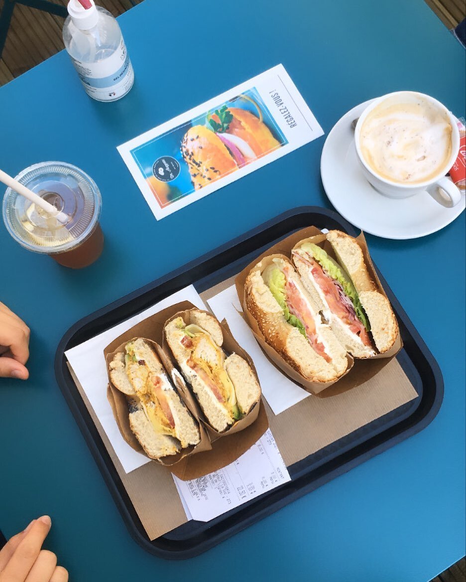 Mais oui!!&hellip;..
.
.
Notre terrasse bleue vous attend!💙
.
.
Un bagel, du soleil, un th&eacute; glac&eacute;&hellip;c&rsquo;est &ccedil;a le bonheur 🥰
.
#terrasse #dejeuner #dr.auguste #food #sun #love #bagel #smoothie #th&eacute;glac&eacute; #r