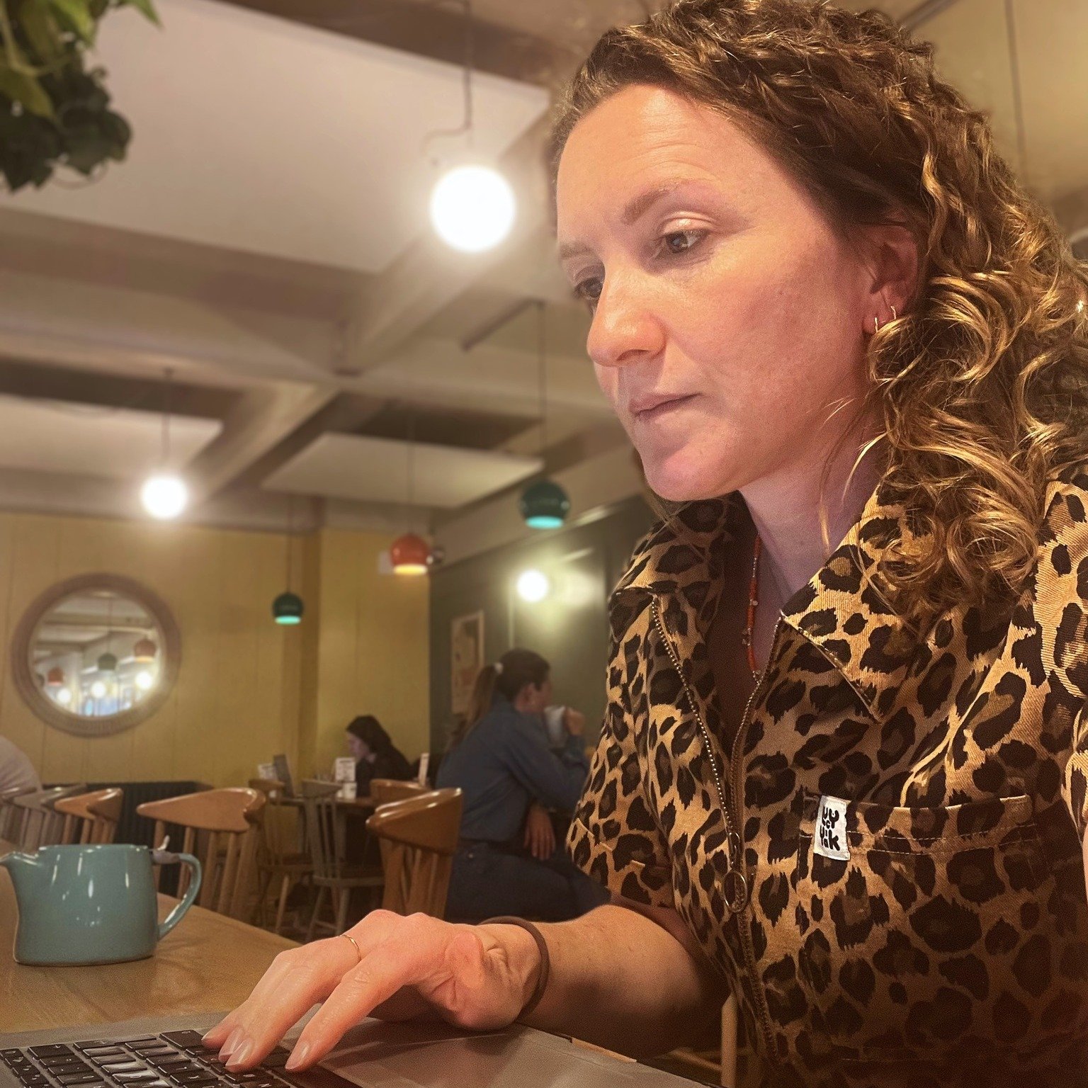 😅📣 Breaking news: I remembered how to write. Here I am in action (yes, this is mainly an excuse to show off my new @lucyandyak jumpsuit 🐆).

More on this + my top procrastination tips in this month&rsquo;s newsletter! 🧠⏳🛠️

Link in bio to sign u