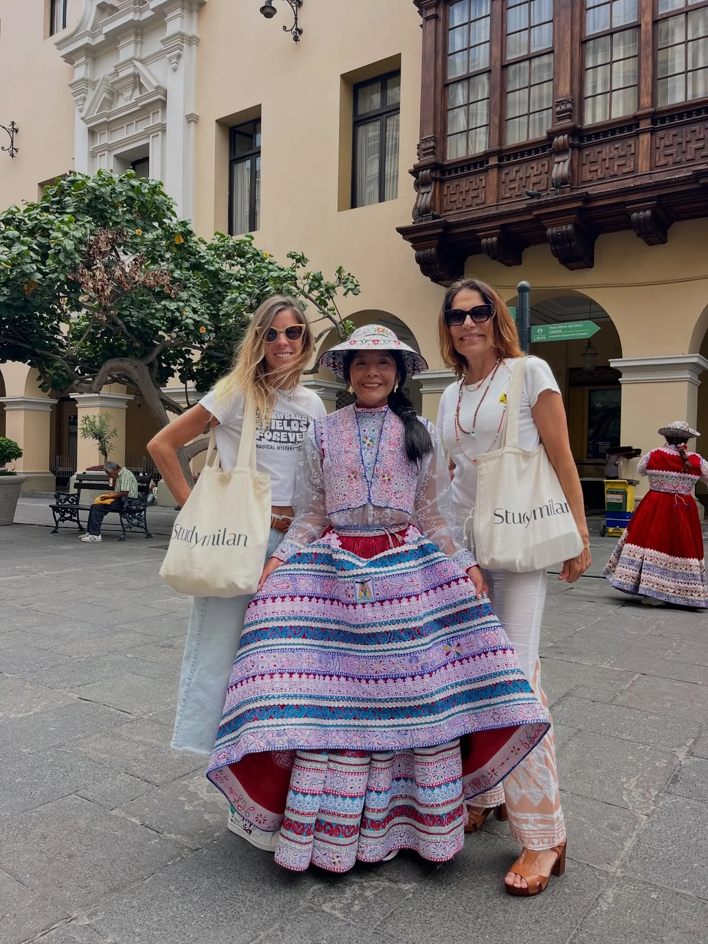 Tour por Lima🇵🇪🍋🌈 Arte, Historia, Tradiciones y mucho color. By @musiindacochea ~founder &amp; director @studymilan &amp; @paolajibaja ~director Lima &amp; @studymilan__bo