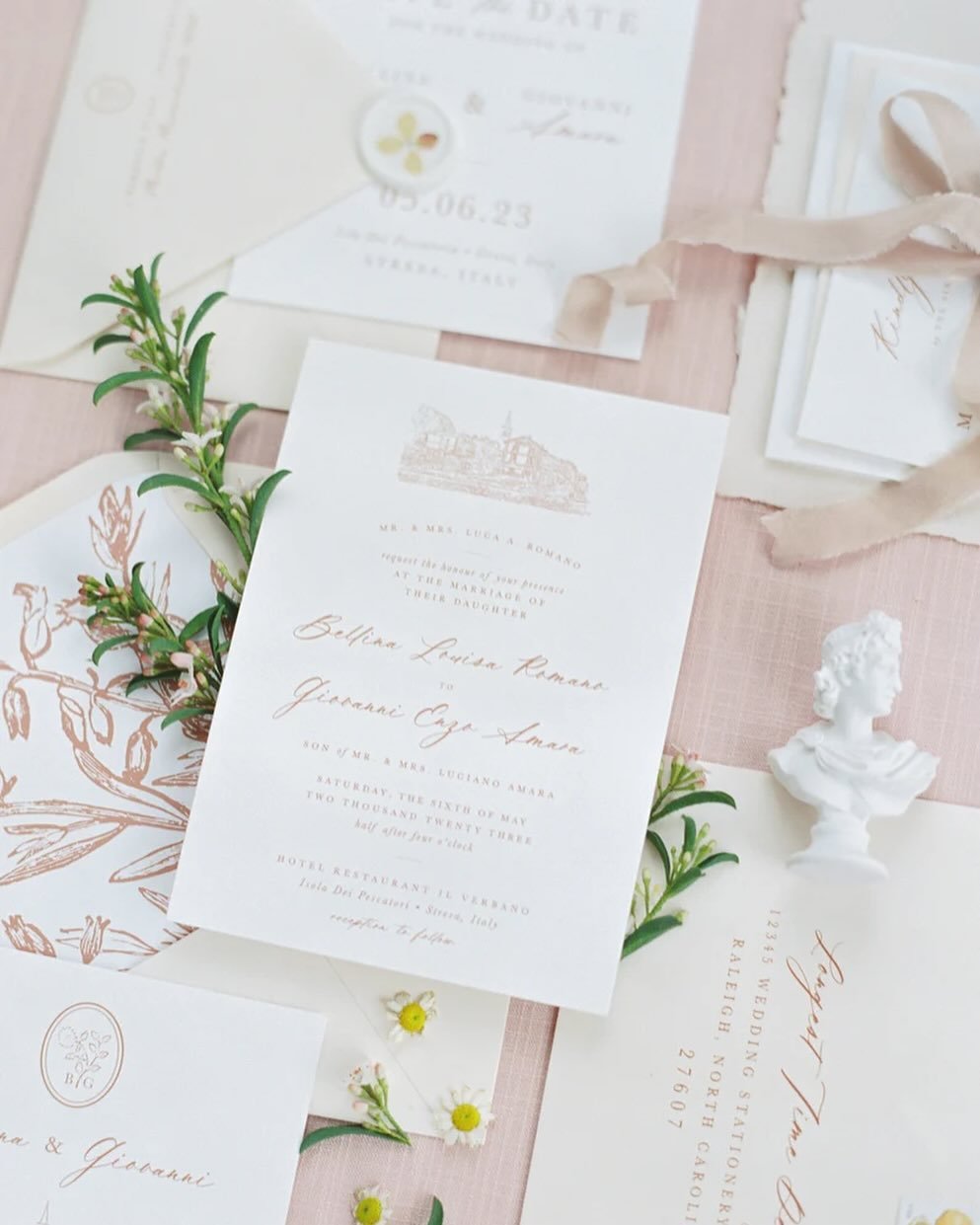 Blush set the romantic tone for this wedding in Stresa, Italy. 🤍