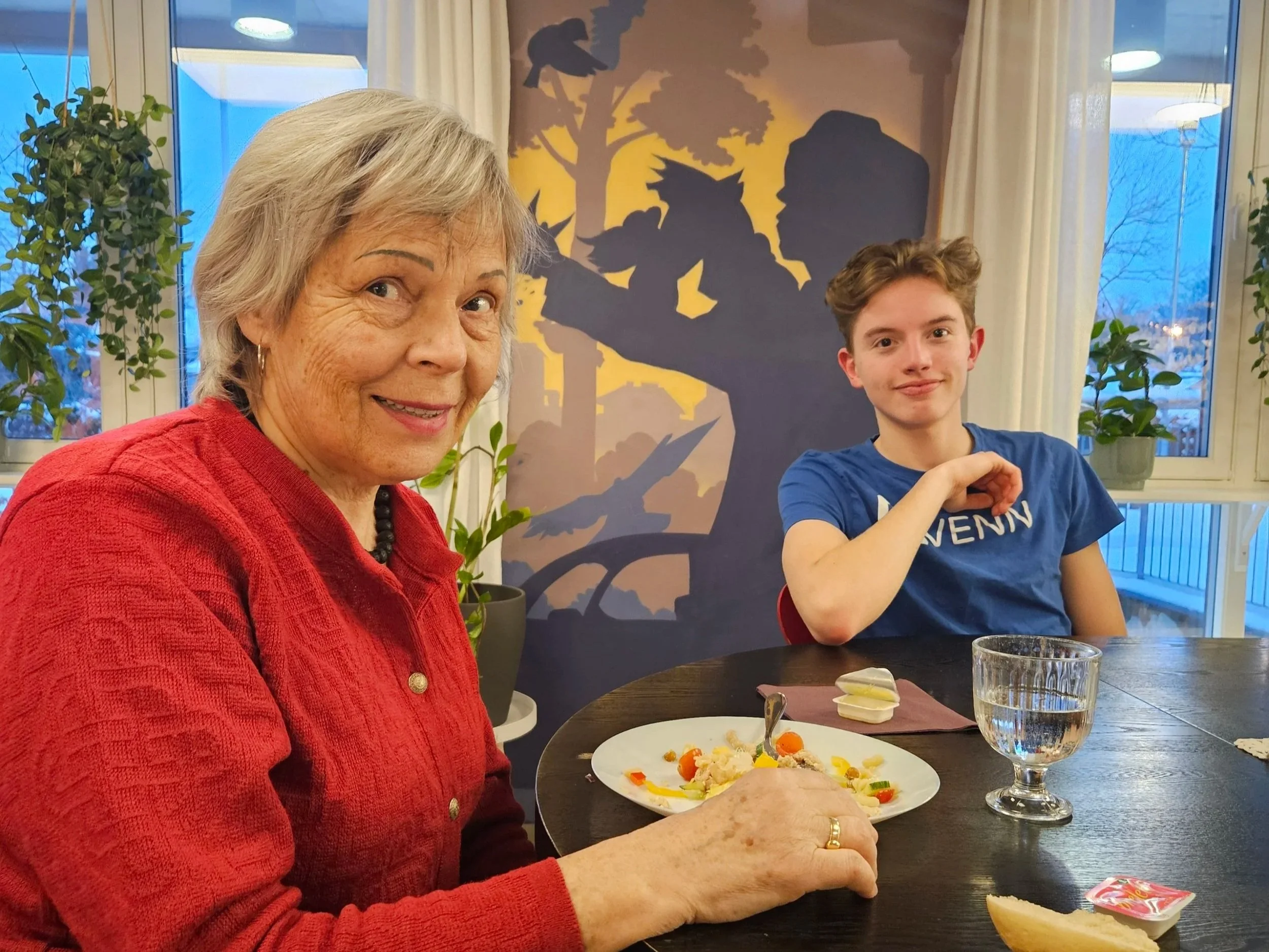 Måltidsfellesskap på Seniorhuset: Ungdom og eldre møtes rundt middagsbordet