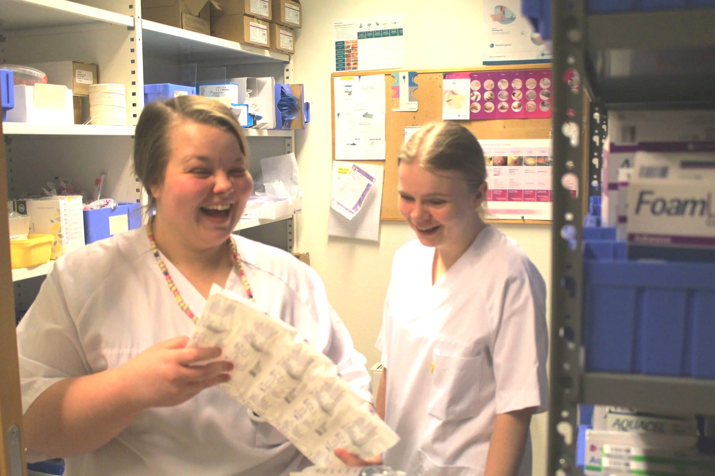 På vakt med Frida (18): Slik tester Indre Østfold nye veier inn i sykepleieryrket