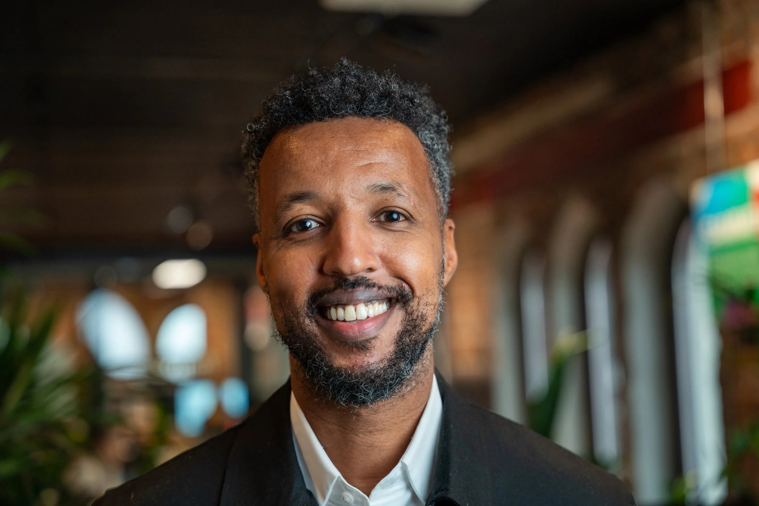 Warsame Ali-daglig leder i Stiftelsen Flexid med bachelor- og mastergrad i psykologi fra Roehampton University i London. Har tidligere arbeidet som forsker ved Folkehelseinstituttet, med særlig fokus på psykisk helse og ungdom med minoritetsbakgrunn.