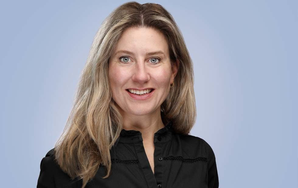 Helga Bull - Direktør for vekst og organisasjonsutvikling i Oslo Handelsstands Forening. Har tidligere vært generalsekretær i Samfunnsøkonomene og jobbet med forretningsutvikling i Virke, med mastergrad i administrasjons- og organisasjonsvitenskap.