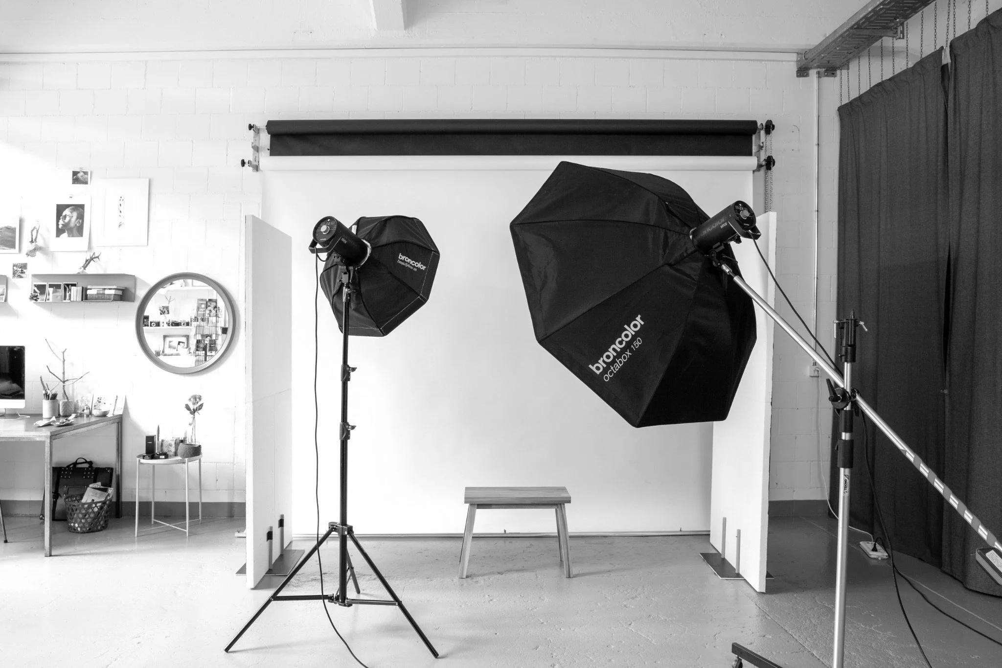 Fotostudio mit professioneller Beleuchtung und weißen Hintergrund, Studiozubehör, aufgeräumte Umgebung.