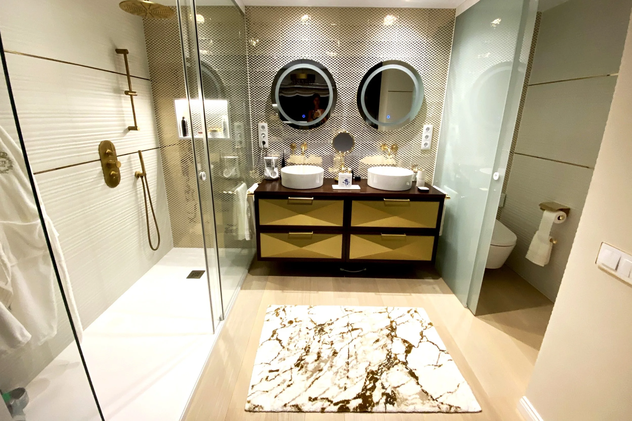 Punto+ Interiorismo y Decoración. Trabajamos con profesionales con larga trayectoria de experiencia en el sector de la decoración que desean darte a conocer los nuevos conceptos que desearás aplicar en cada rincón de tu hogar