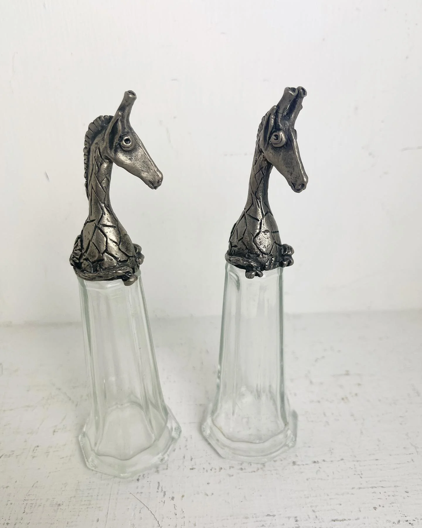 Pewter much the cutest salt + pepper shaker set of all time. 🖤