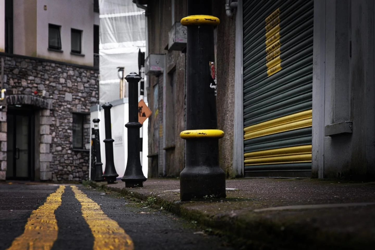 &hellip;can&rsquo;t go wrong with double yellow !

#urbanphoto #urbanart #exploringstreets #urbanabstract #urbanexplorer #urbanstreet #streetphoto #irishstreets #xpro3 #corkcity