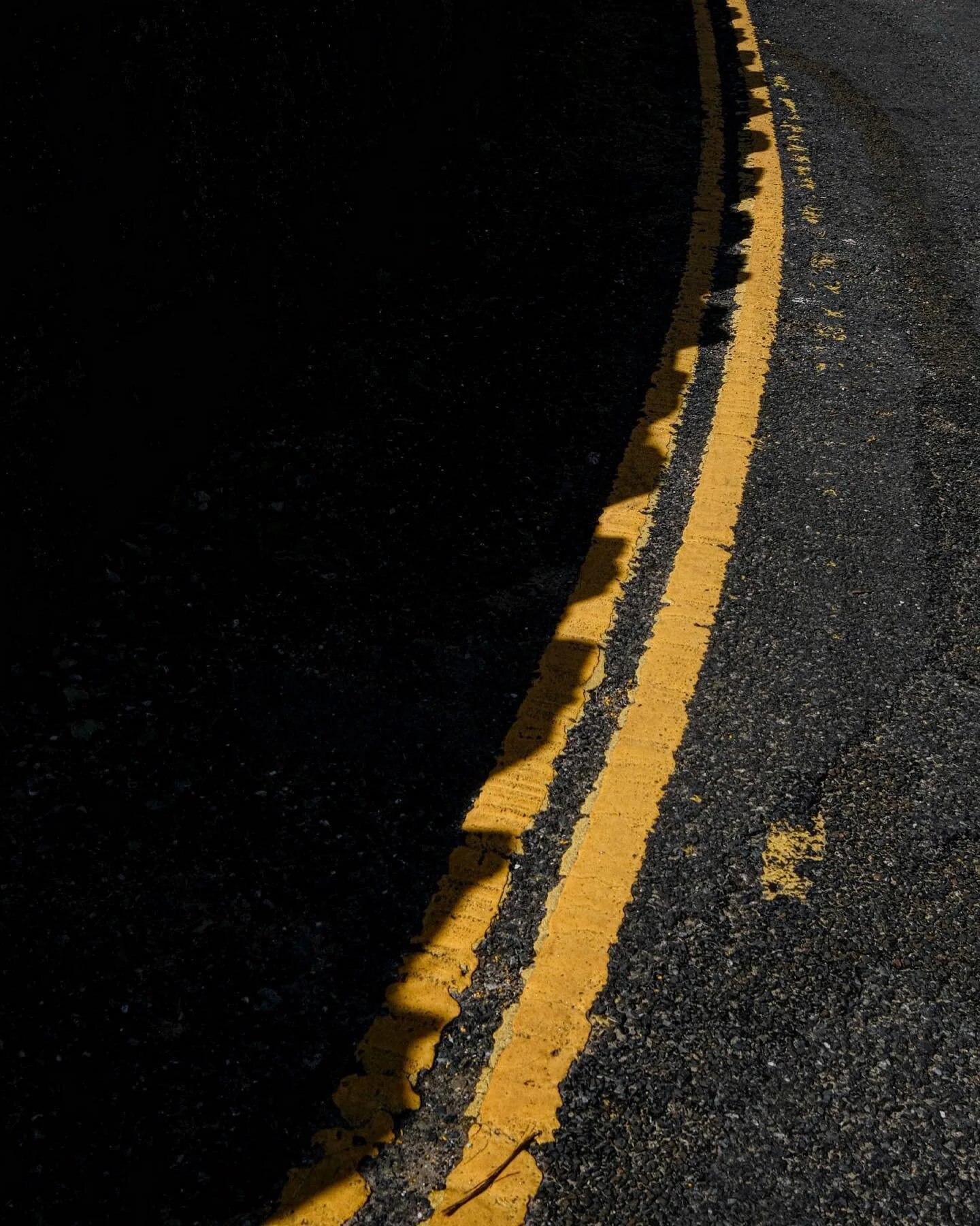 Double &lsquo;jaggyellow&rsquo; 

 #urbanphoto #urbanart #exploringstreets #urbanexplorer #urbanstreet #streetphoto #irishstreets #xpro3 #abstract