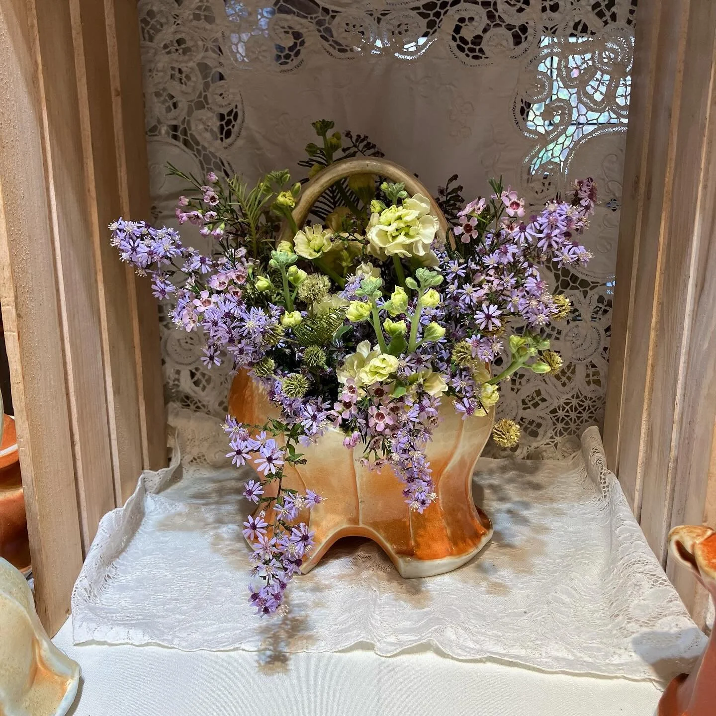 @sprucepinepottersmarket 
Today and tomorrow.
Thank you to @sarahholtceramics for gorgeous flowers arrangements!
#sodafiredporcelain 
#sprucepinepottersmarket