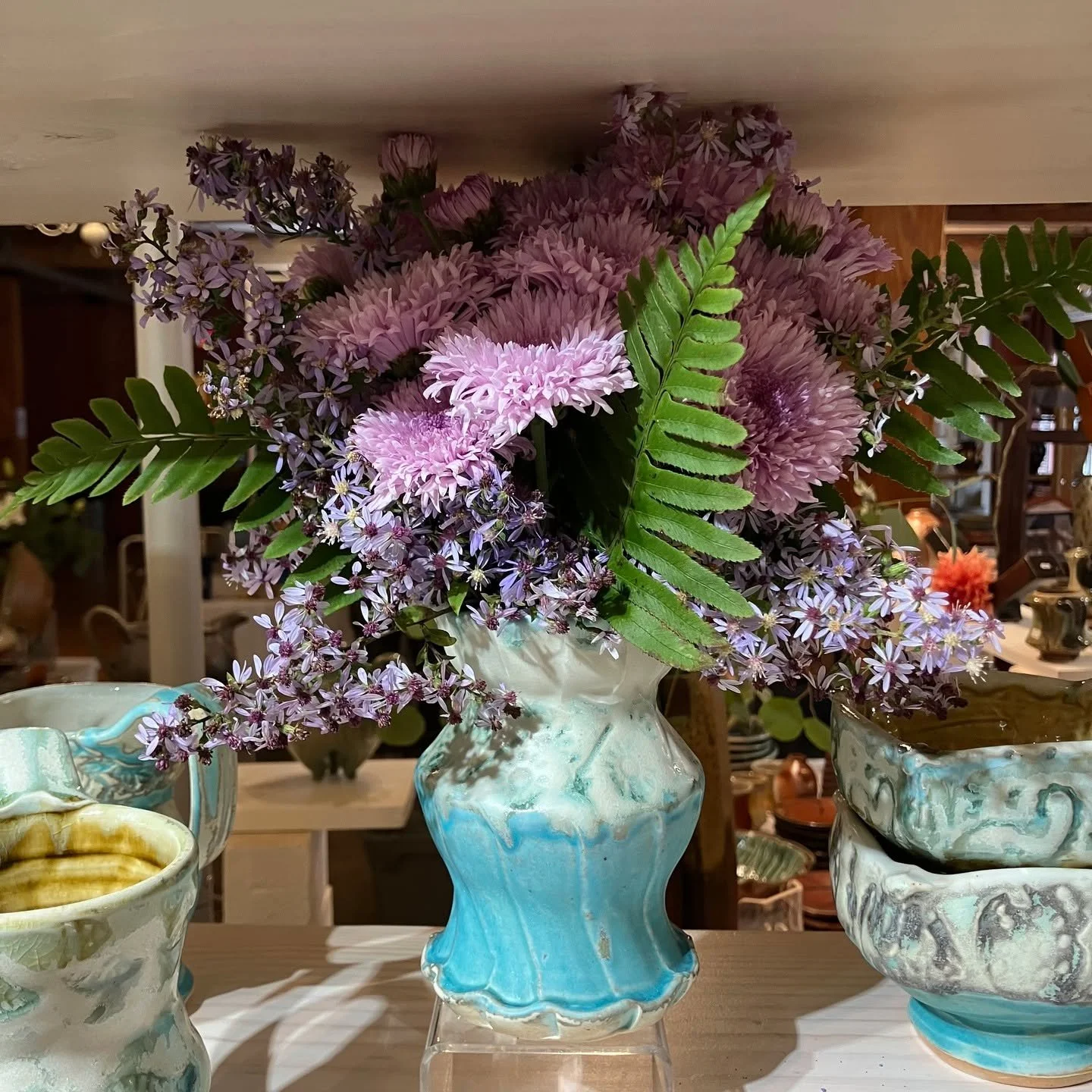 Big thanks to all the lovely people who visited @sprucepinepottersmarket yesterday and Saturday. I enjoyed visiting with so many friends, old and new! Thank you for unstinting support and enthusiasm.
And wonderous flower arrangements by @sarahholtcer