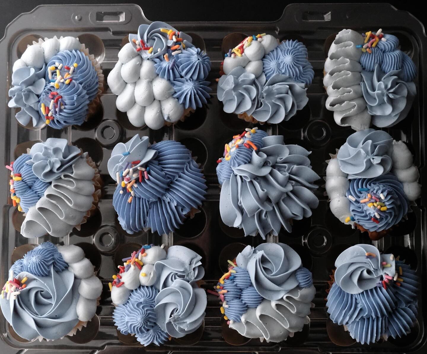 Who says cupcakes 🧁 have to be boring? We&rsquo;re obsessed with the new cupcake trend that shows off piping skills and gives lots of interesting texture! 

This batch shows the diversity of plant based 🌱 dyes!

#cakedecorators #cakedecoratorsofins